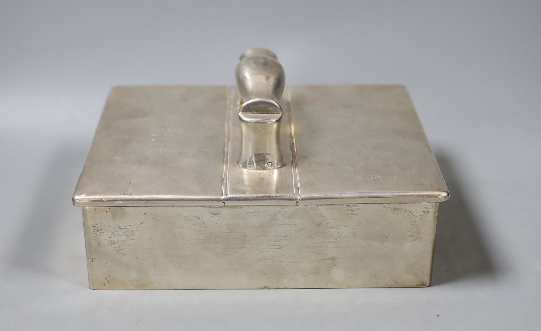 A George V silver twin compartment cigar/cigarette box, with handle, Goldsmiths & Silversmiths Co Ltd, London, 1913, 20.4cm                                                                                                 