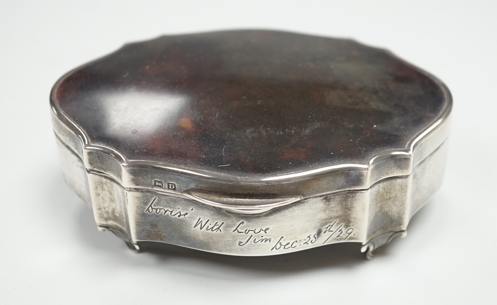 A George V silver and tortoiseshell mounted shaped oval trinket box, Birmingham, 1929, with engraved inscription, 12.6cm.                                                                                                   