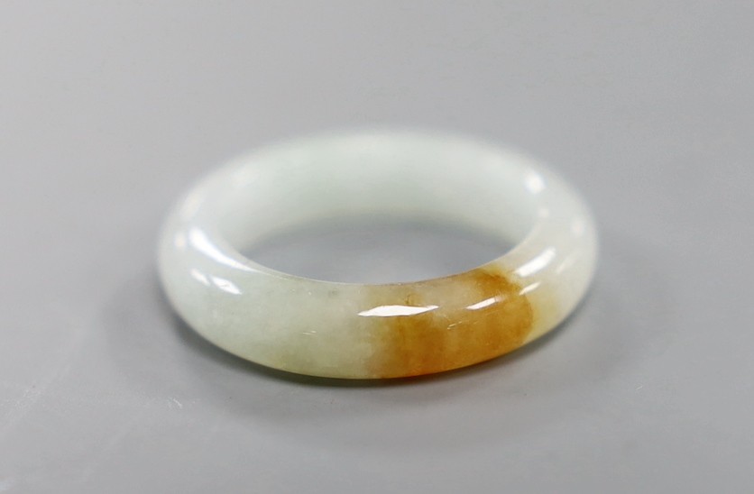 A jade ring, size M, 2.9 grams.                                                                                                                                                                                             