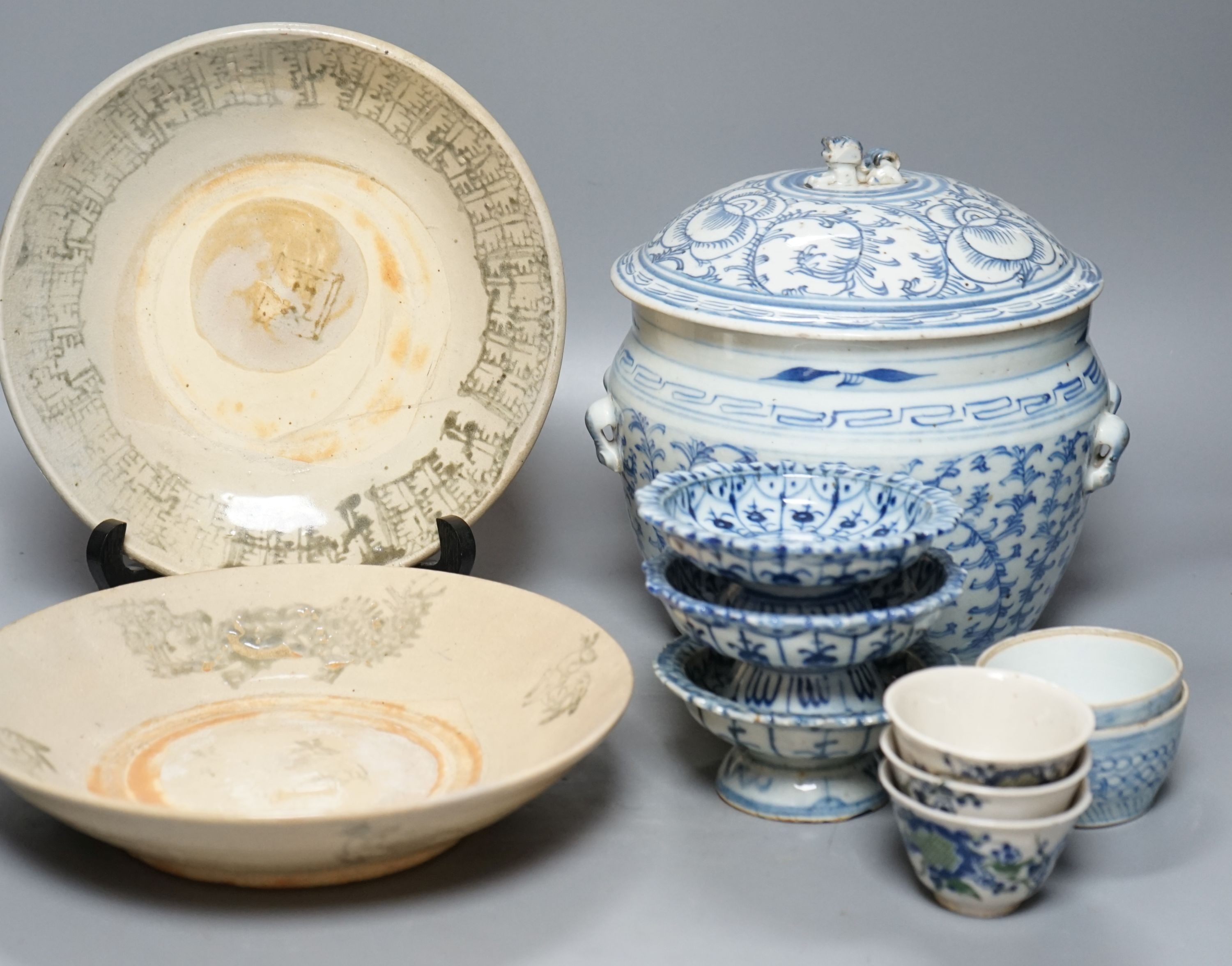 A Chinese blue and white kamcheng, 22.5 cm wide, various dishes and cups                                                                                                                                                    