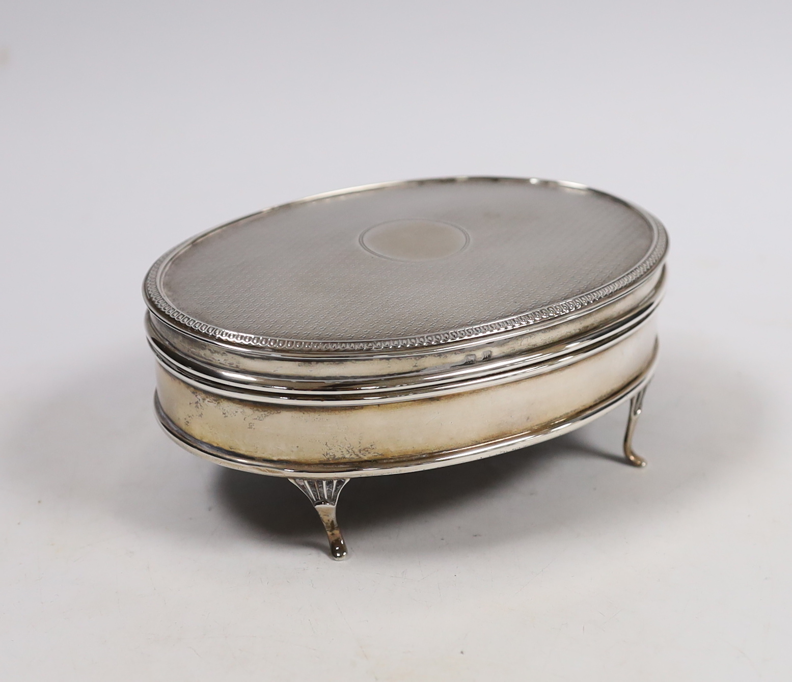 A George V part engine turned silver oval trinket box, Walker & Hall, Birmingham, 1921, 12.8cm.                                                                                                                             