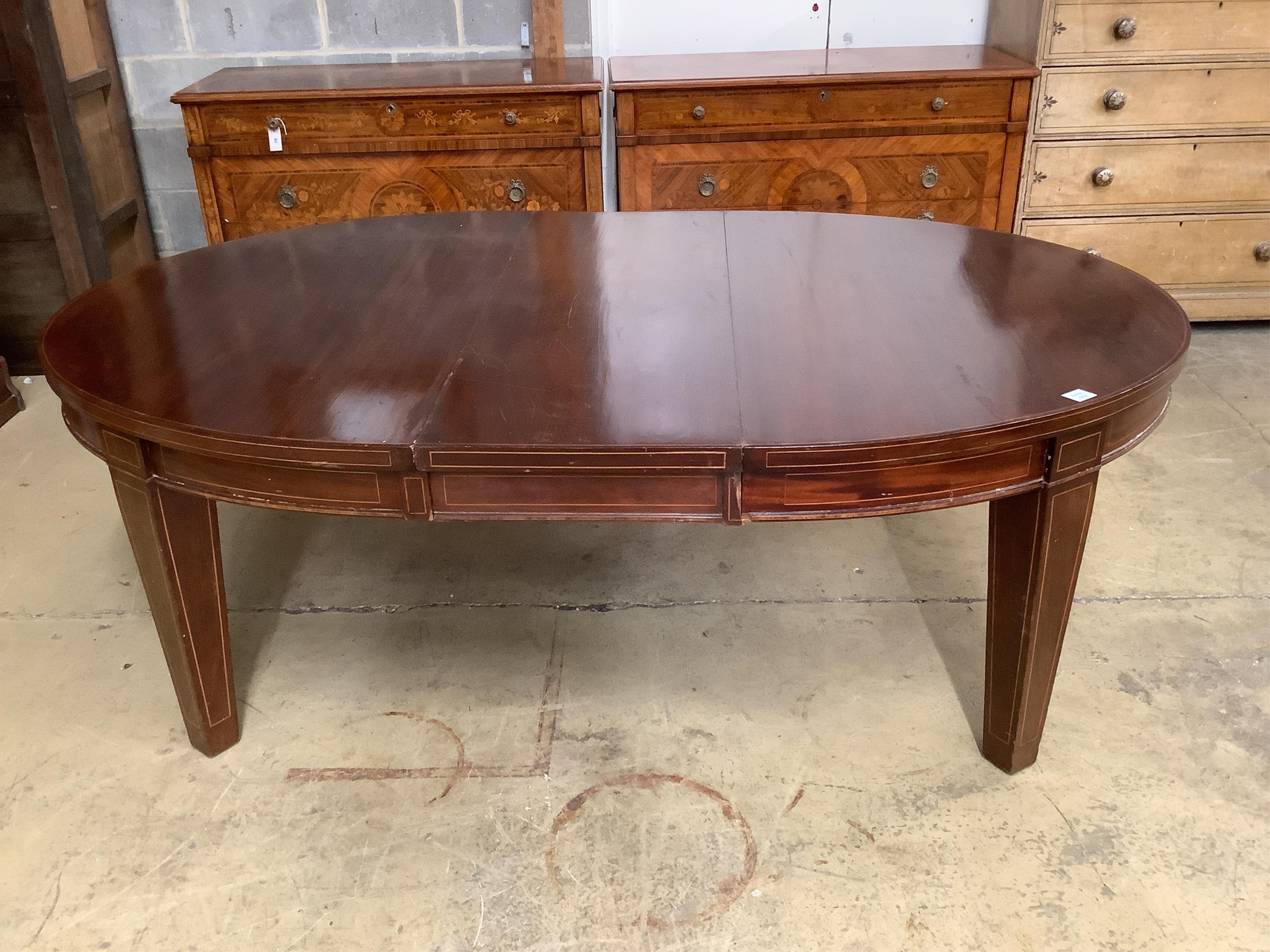 An Edwardian mahogany extending dining table, 206cm extended one spare leaf, depth 134cm, height 70cm. Condition - fair                                                                                                     