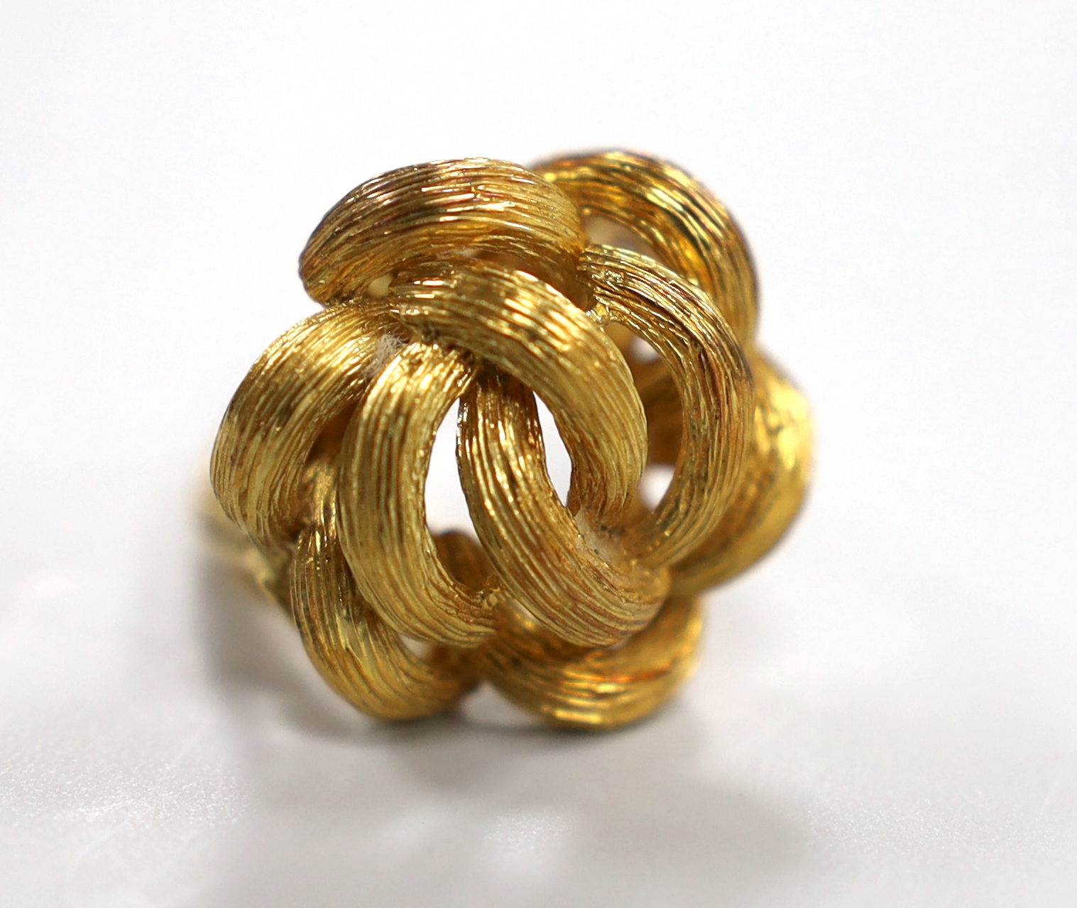 A 750 yellow metal knot ring, size Q                                                                                                                                                                                        