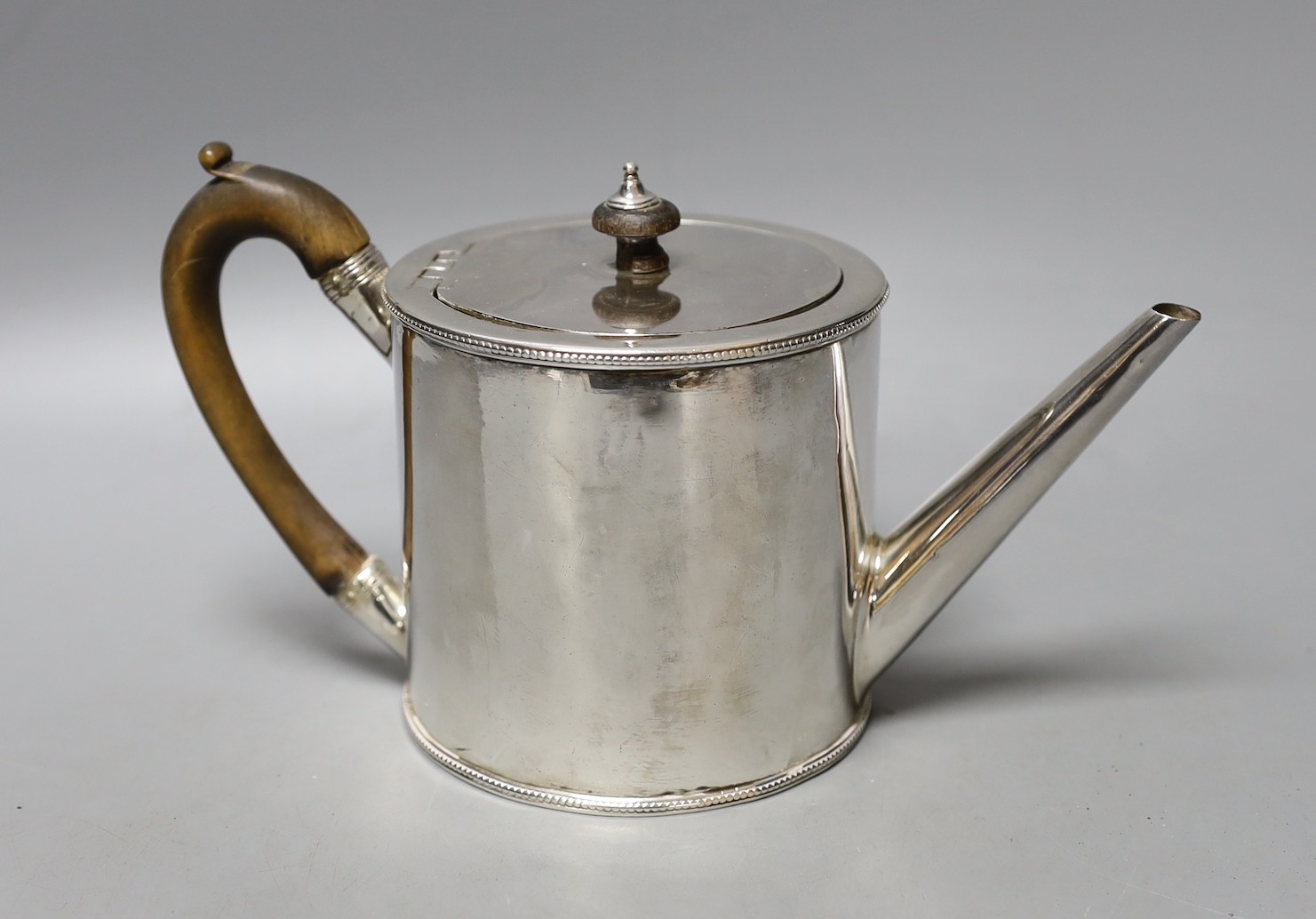 A George III silver drum shaped teapot, by Henry Chawner, London, 1789, height, 12.7cm, gross weight, 12.5oz (a.f.).                                                                                                        
