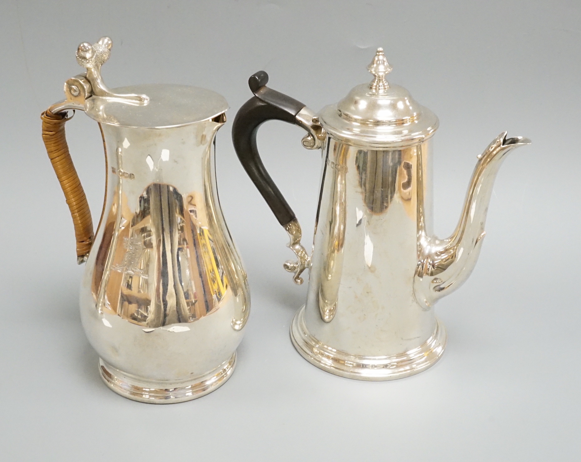 A George V silver hot water pot, Thomas Bradbury & Sons, Sheffield, 1919, 17.5cm, gross weight 15.7oz.                                                                                                                      