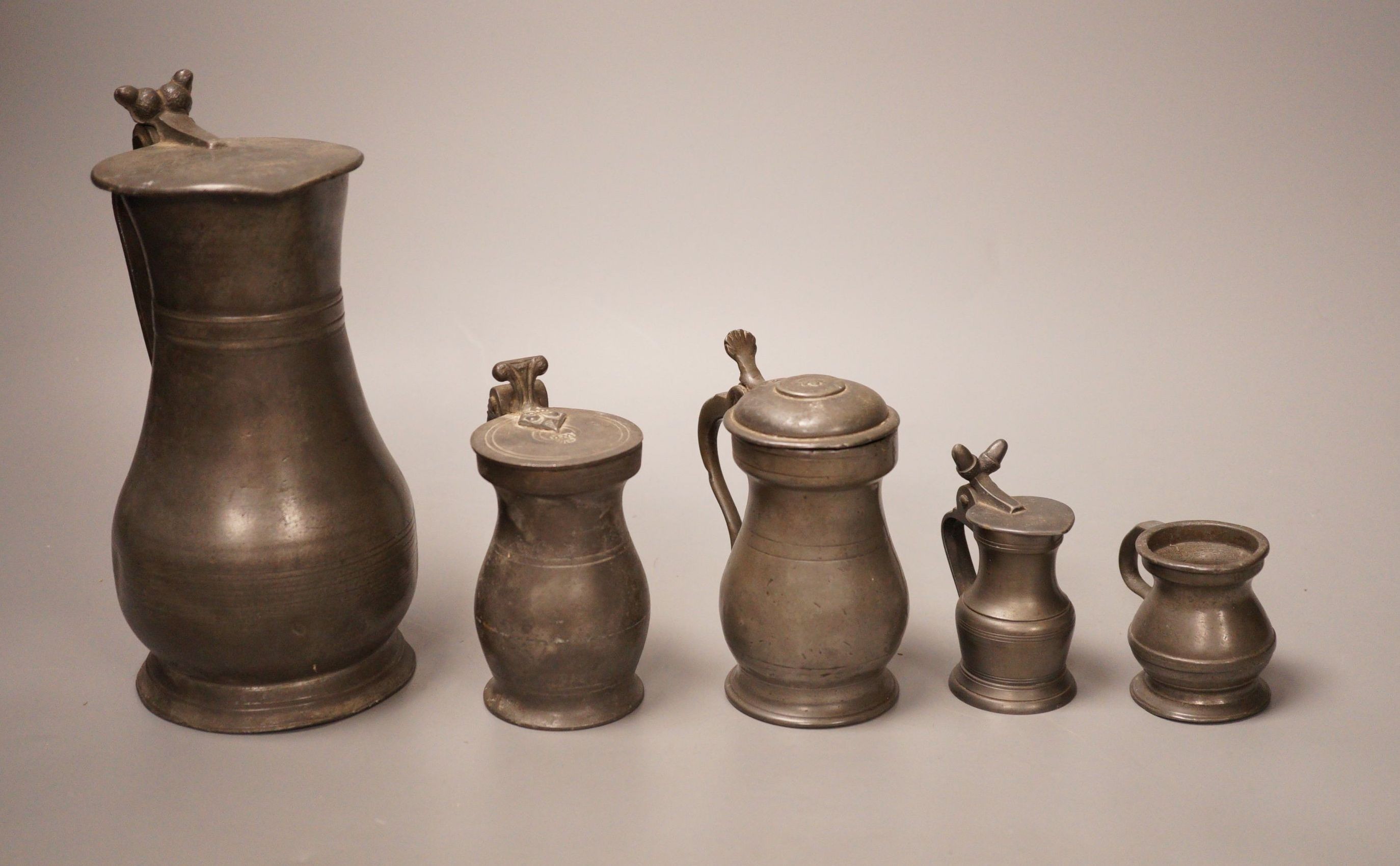 A group of 18th / 19th century pewter measures, 19cm                                                                                                                                                                        