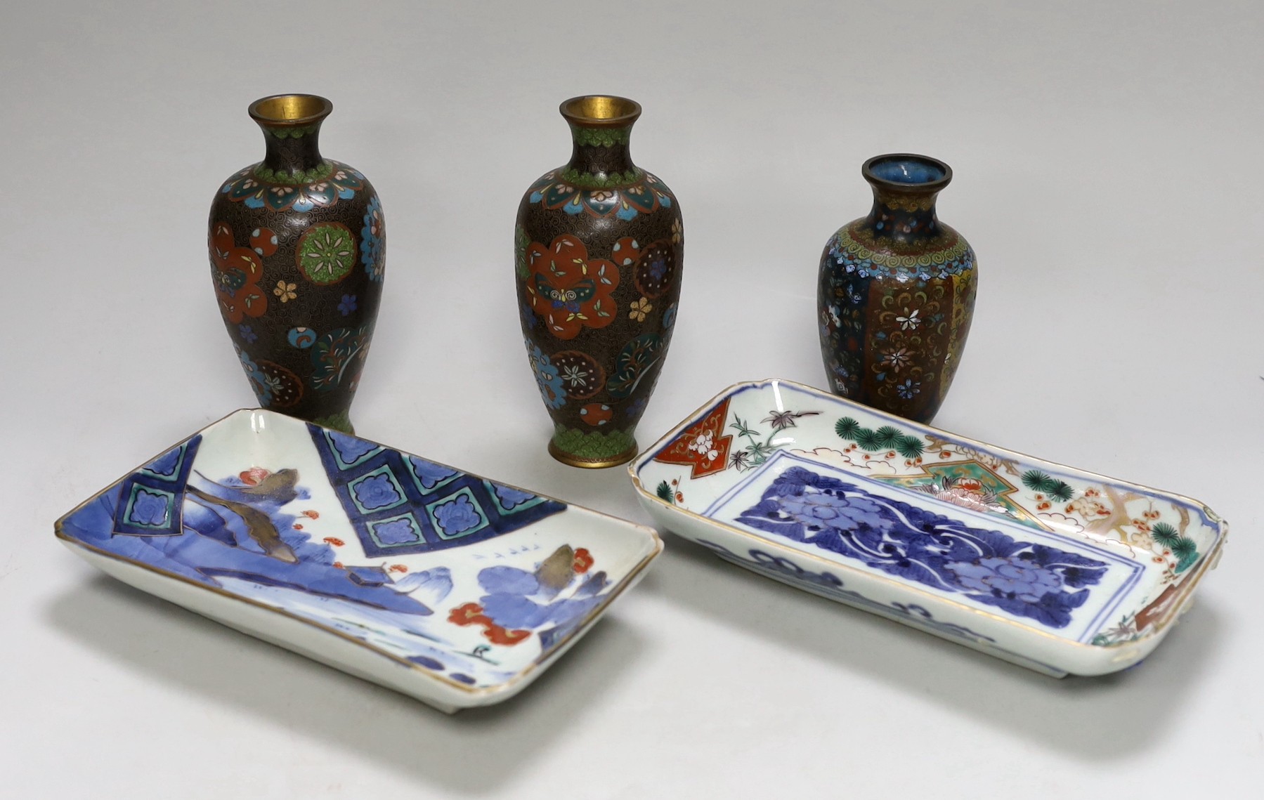 Three Japanese cloisonné enamel vases and two Imari dishes, 21cm long                                                                                                                                                       
