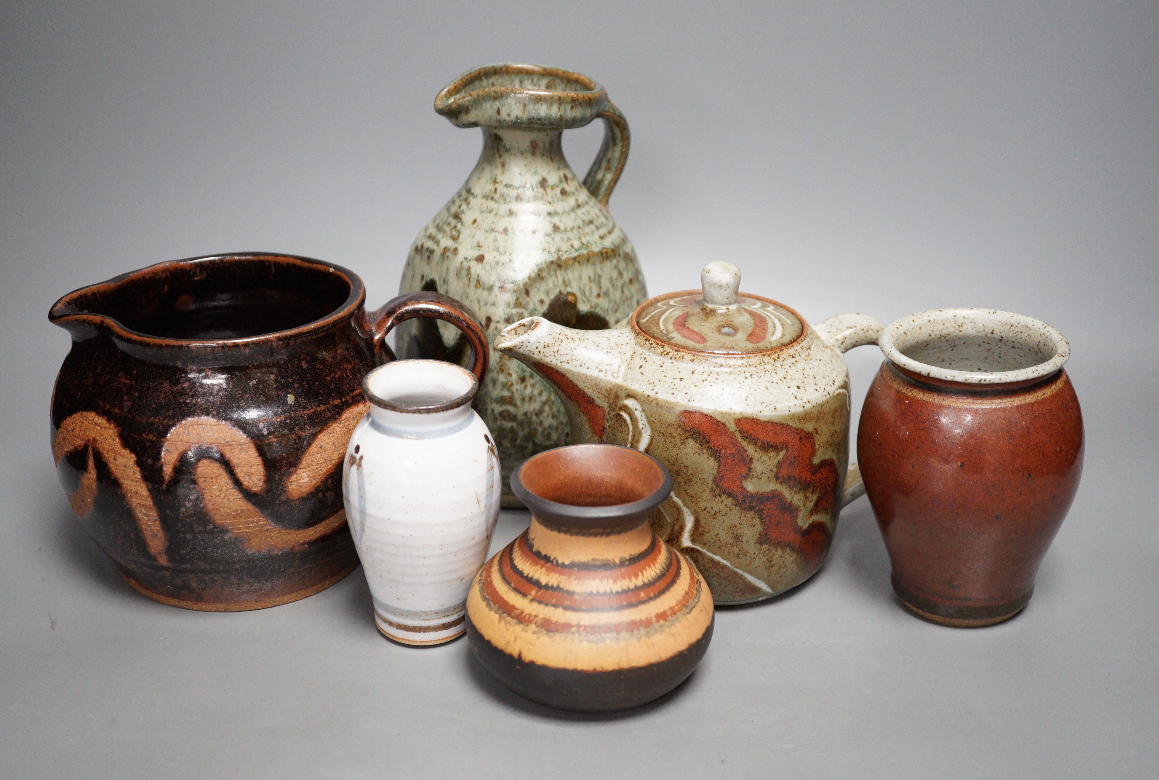 A group of Studio pottery vessels, to include a Thomas Plowman jug, 20cm tall                                                                                                                                               