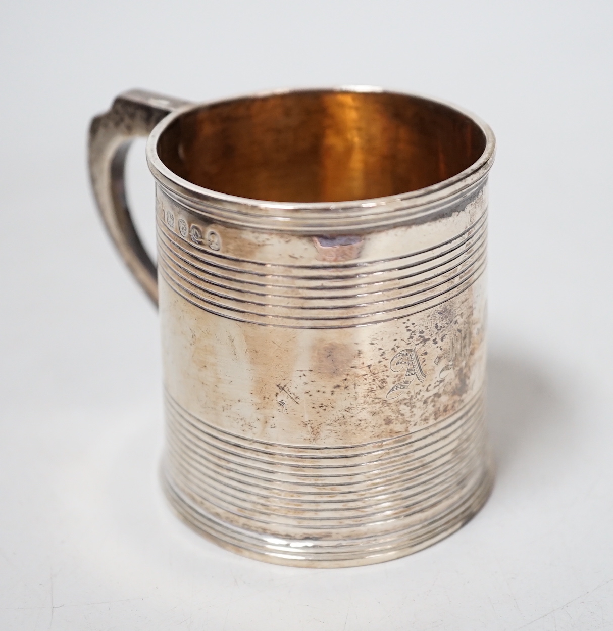 A cased George III reeded silver christening mug, William Bennett, London, 1811, height 6cm.                                                                                                                                