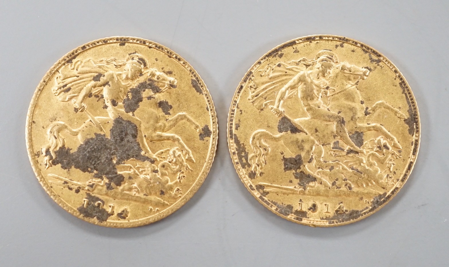 Two George V 1914 gold half sovereigns.                                                                                                                                                                                     