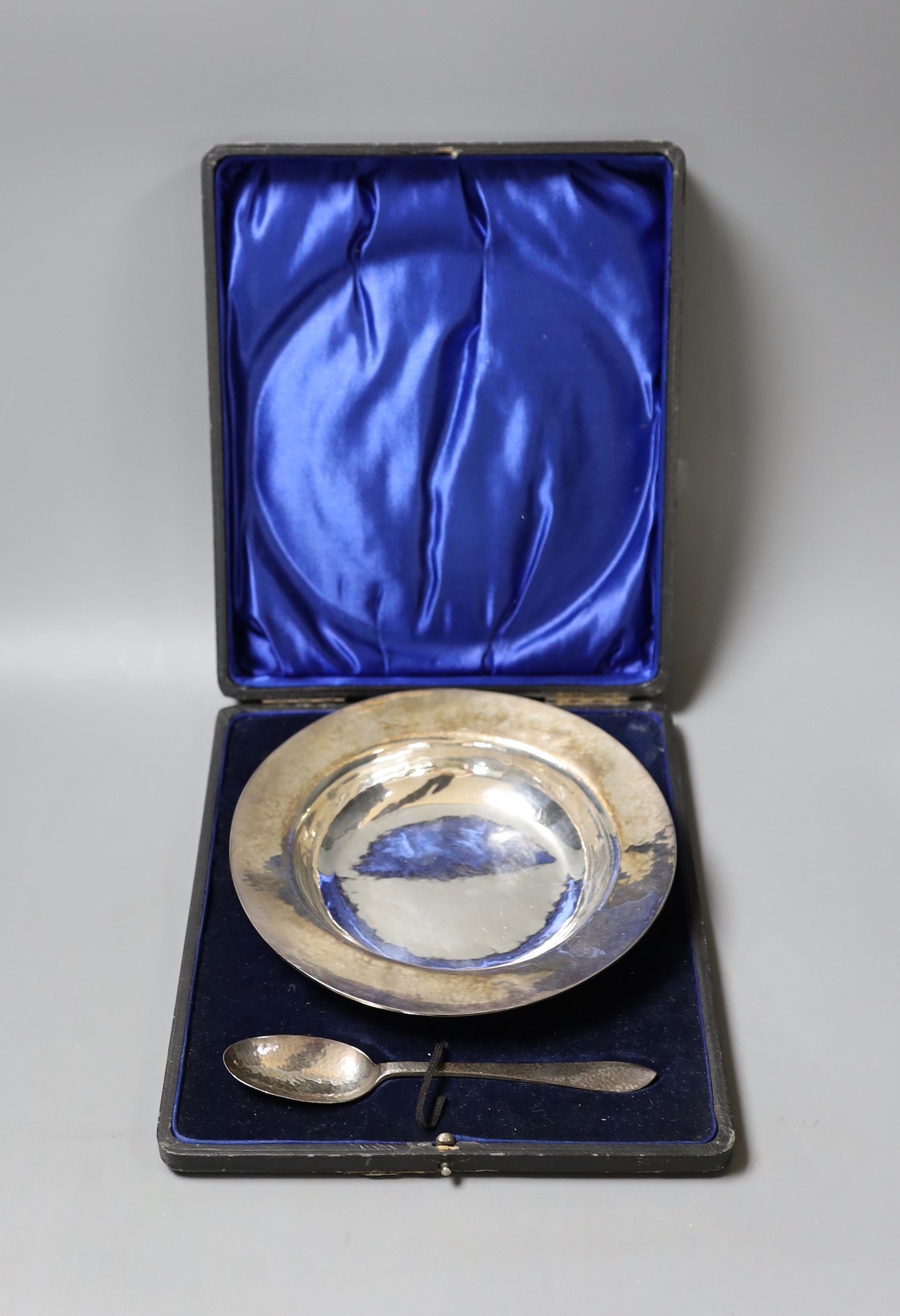 A cased George V Irish planished silver bowl, 17.8cm and similar spoon, Wakely & Wheeler, Dublin, 1916 and London, 1916.                                                                                                    