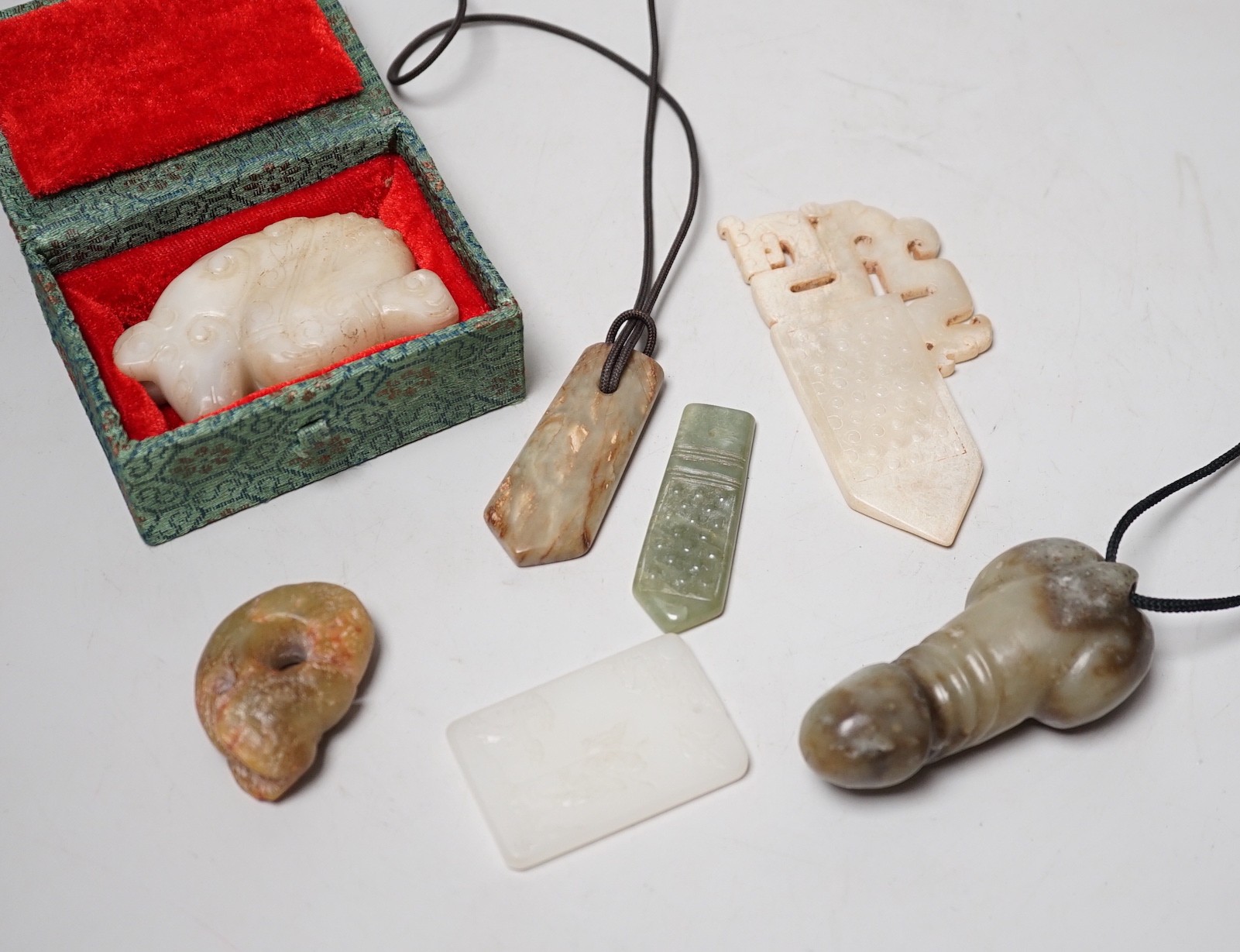 A group of various Chinese jade carvings and a white glass plaque                                                                                                                                                           