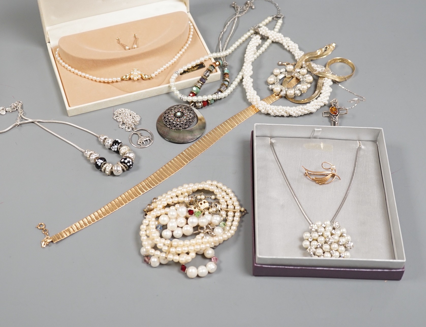A quantity of assorted mainly modern costume jewellery and a group of coins including commemorative.                                                                                                                        