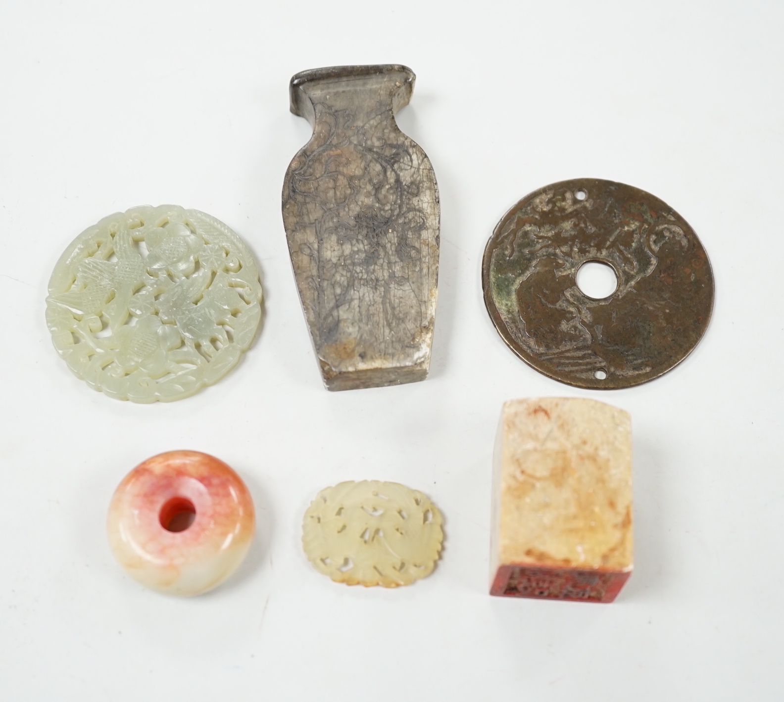 A collection of Chinese, jade and hardstone items in an Imari stone dish                                                                                                                                                    