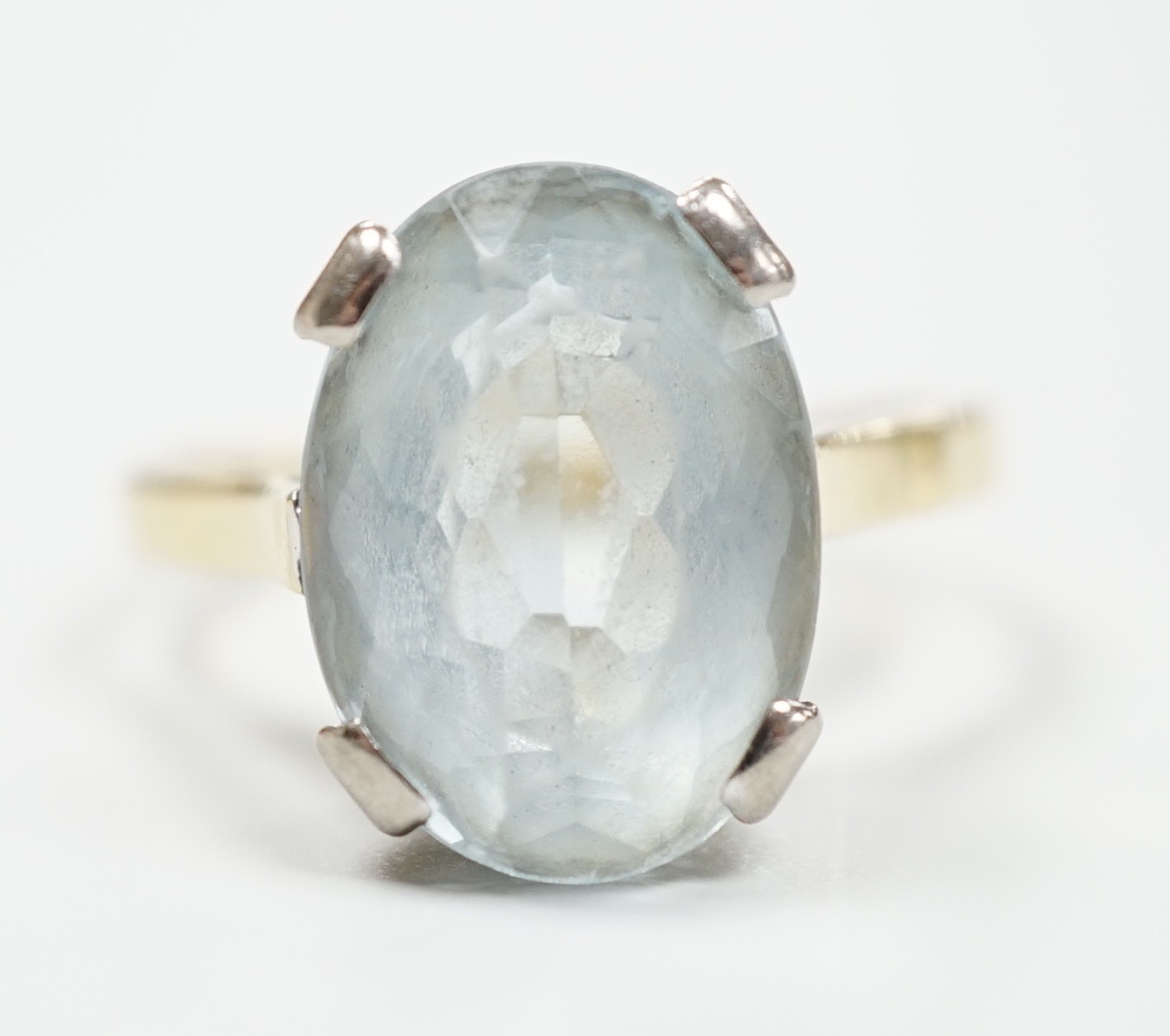 An 18ct and oval cut aquamarine set ring, (shank cut), size P, gross weight 5.3 grams.                                                                                                                                      