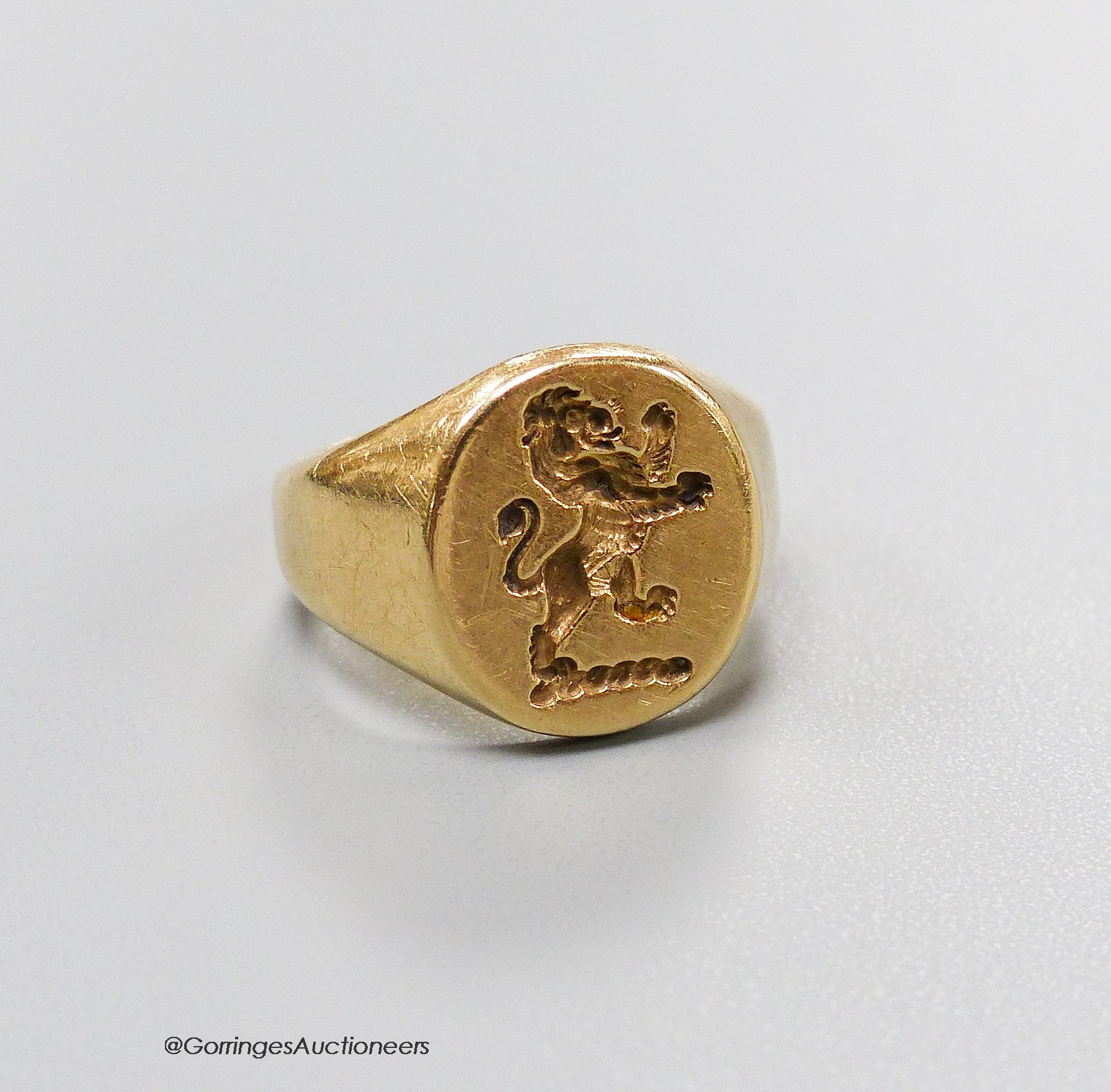 A modern 14ct gold intaglio signet ring, carved with a rampant lion crest, size I, 9.3 grams.                                                                                                                               