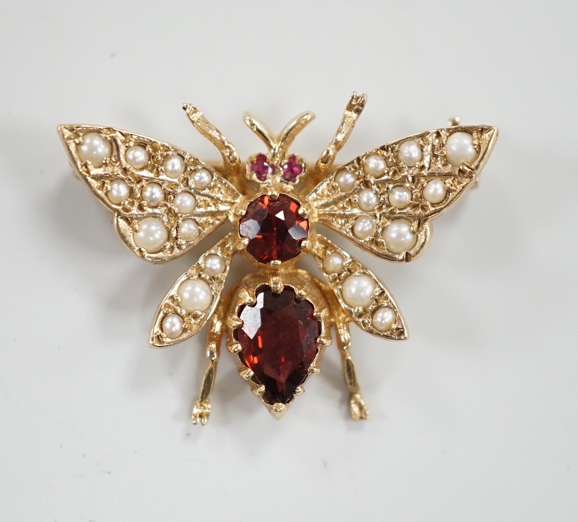 A modern 9ct gold, garnet and split pearl set bug brooch, width 26mm, gross weight 3.8 grams.                                                                                                                               