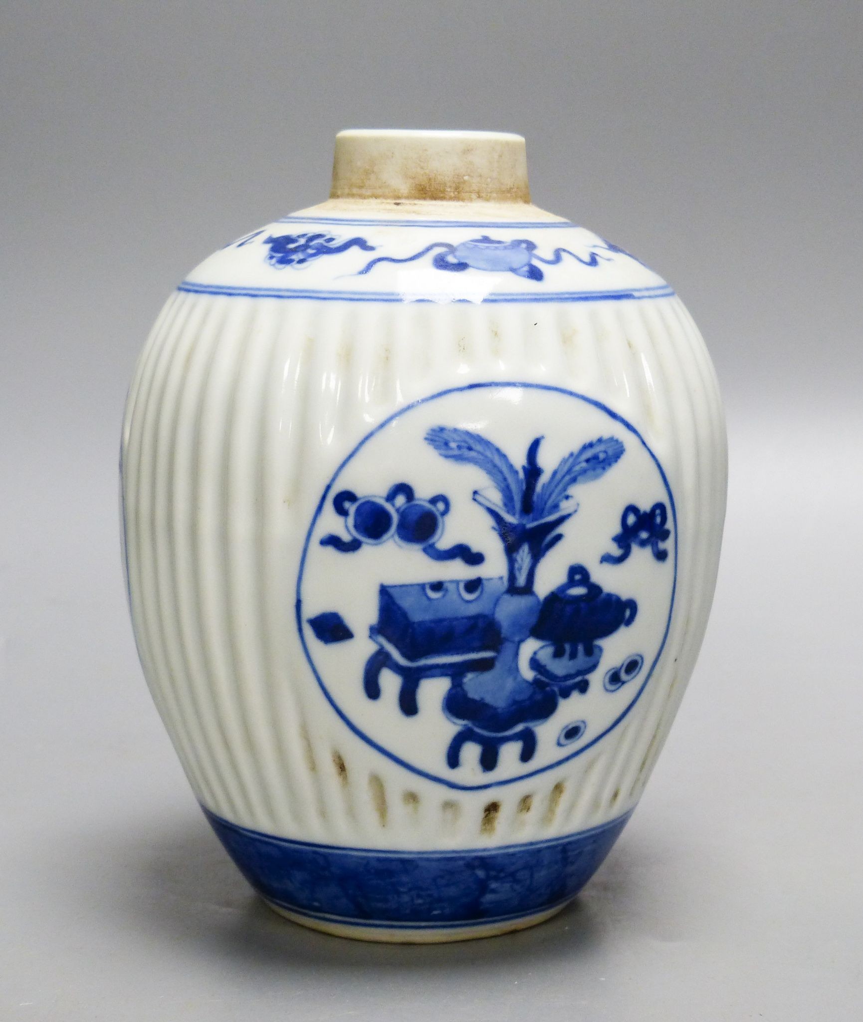 A Chinese blue and white fluted jar, 15cm                                                                                                                                                                                   