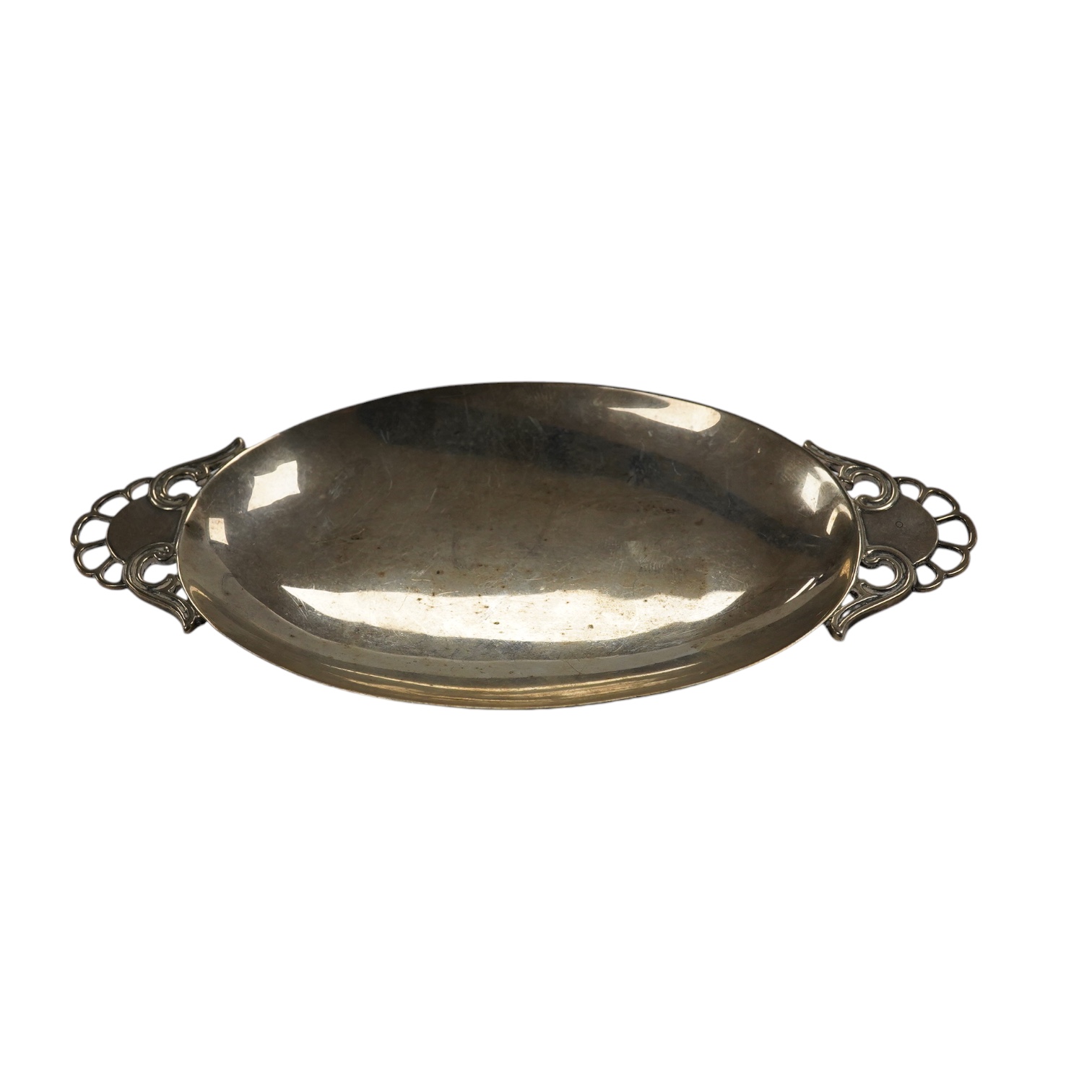 A George VI stylish silver oval trinket dish, Wakely & Wheeler, London, 1939, 108 grams, 16.7cm. Condition - fair                                                                                                           