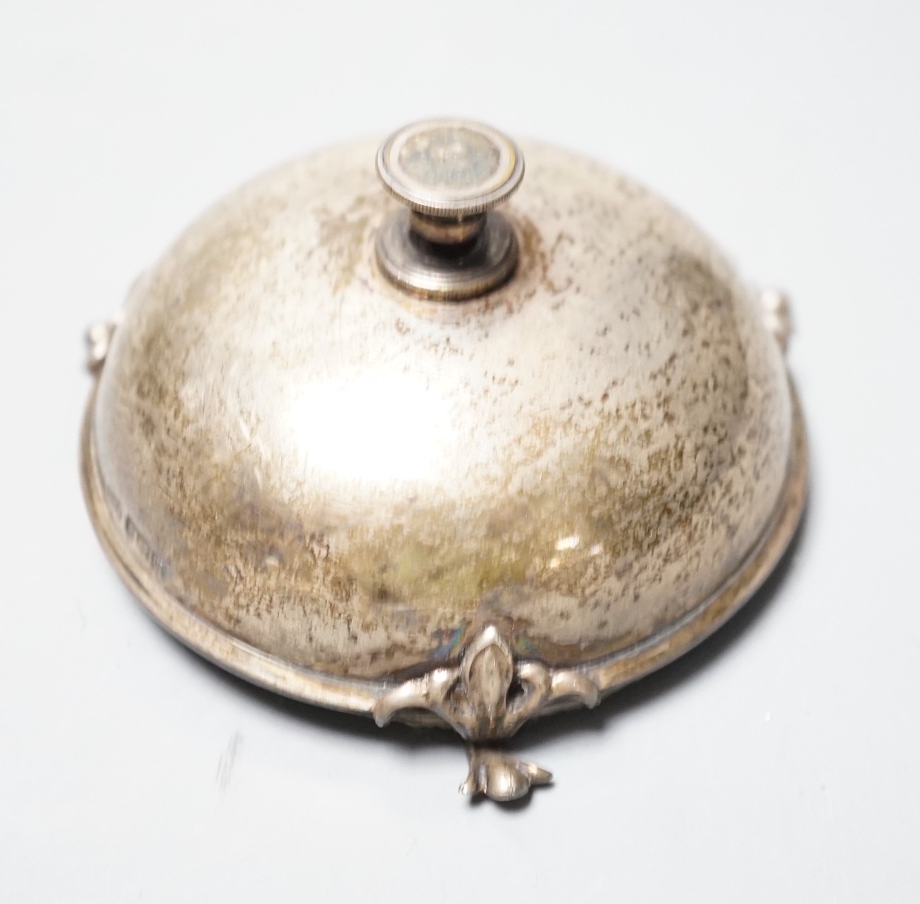 A George V silver mounted table bell, Levi & Salaman, Birmingham, 1911, diameter 86mm.                                                                                                                                      