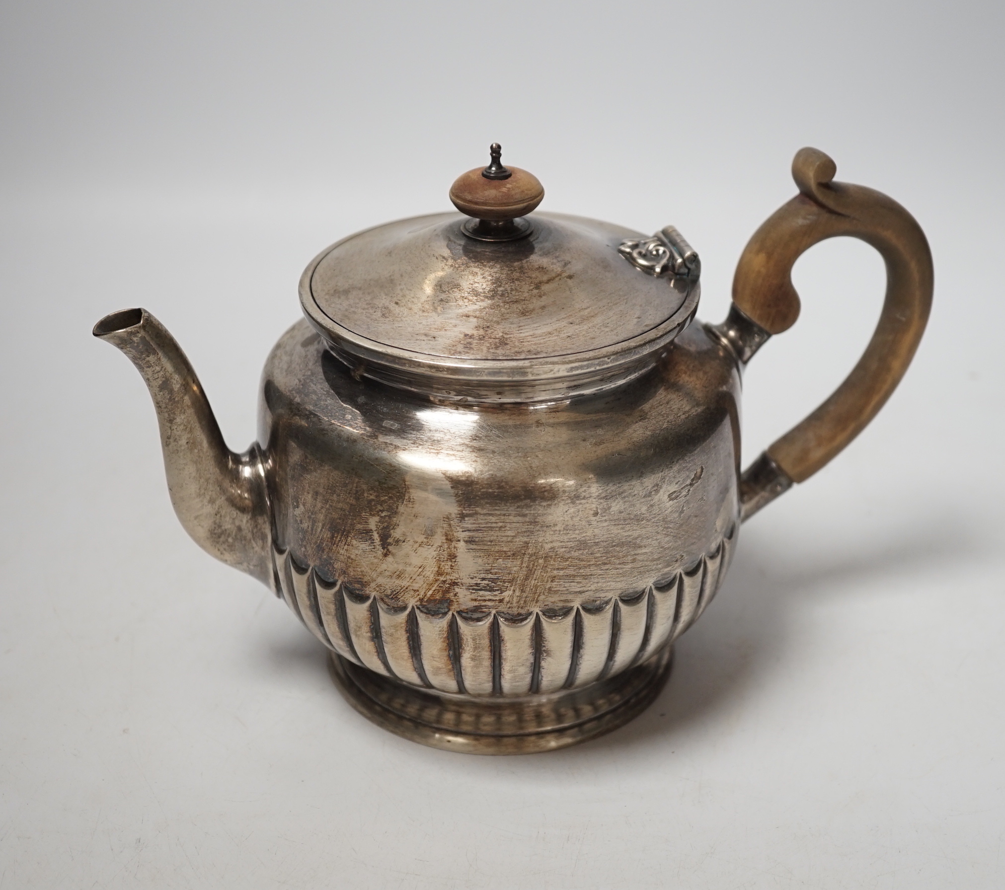 An Edwardian silver teapot by William & John Barnard, London, 1903, gross weight 21.2oz.                                                                                                                                    