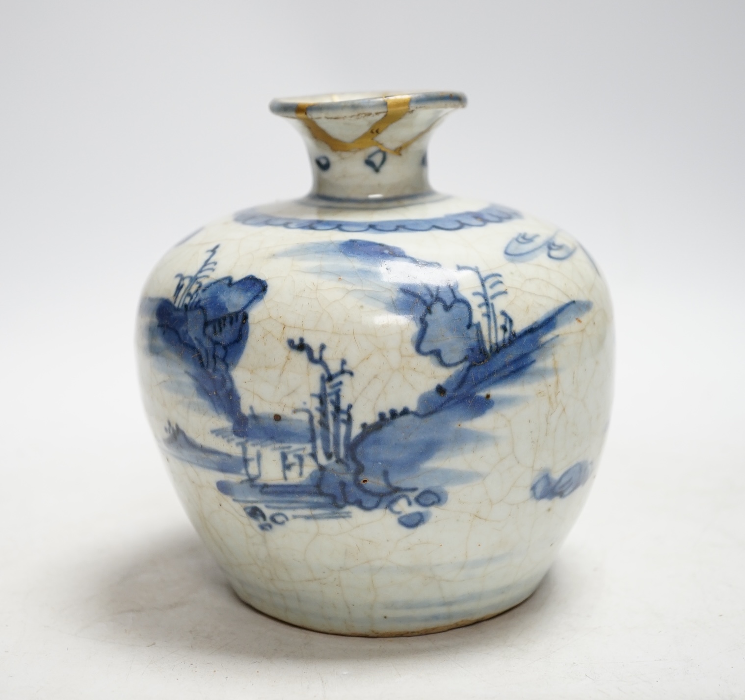 A Chinese late Ming blue and white jar, 14cm                                                                                                                                                                                