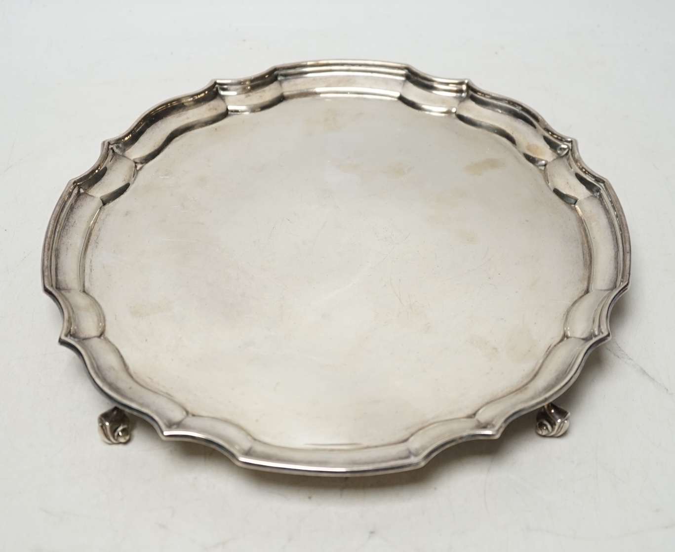 A modern silver salver, J.B. Chatterley & Sons Ltd, Birmingham, 1980, diameter 25.3cm, 13.2oz. Condition - fair                                                                                                             