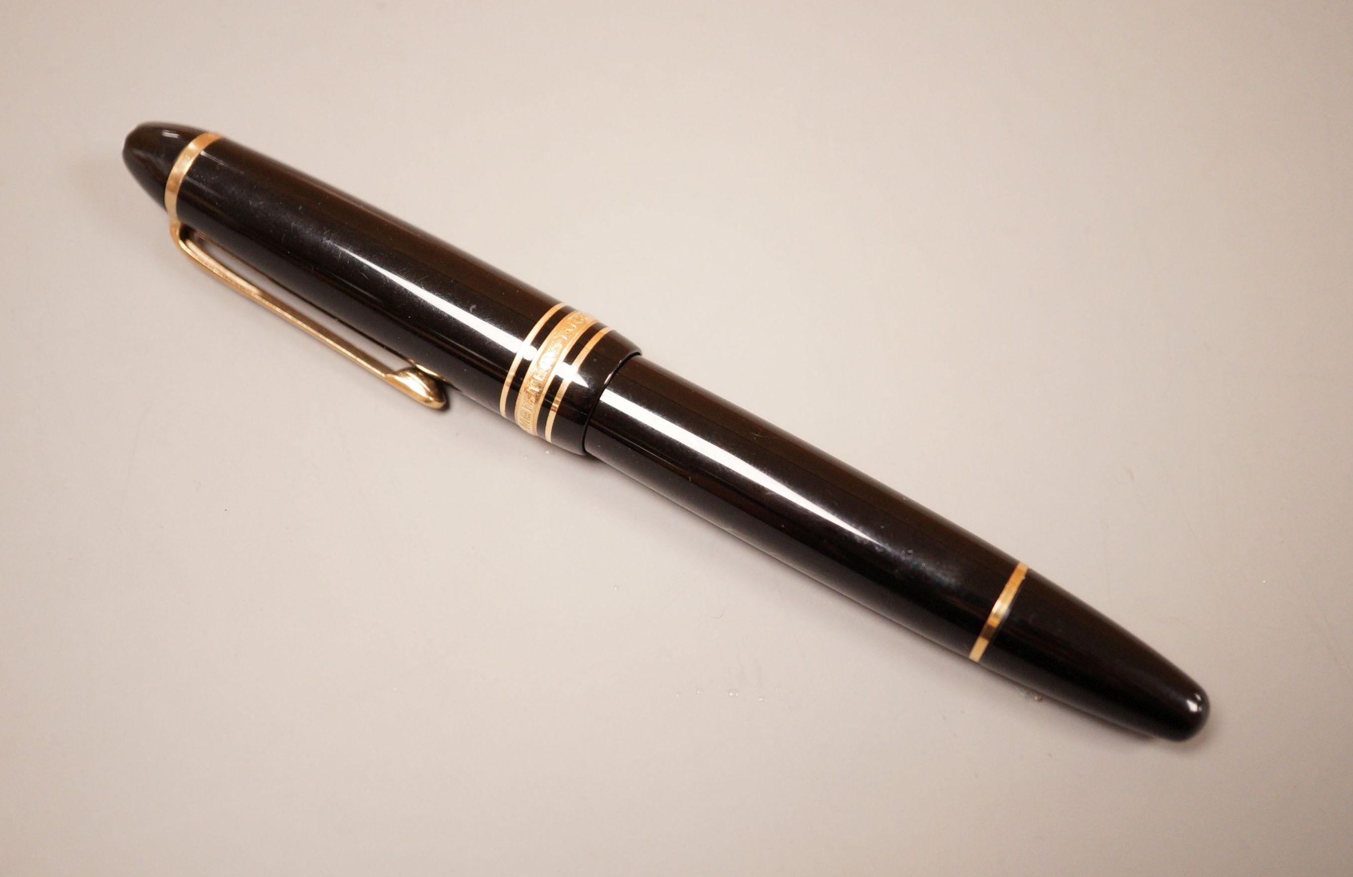 A Mont Blanc Meisterstuck no.146 fountain pen with twist lid                                                                                                                                                                