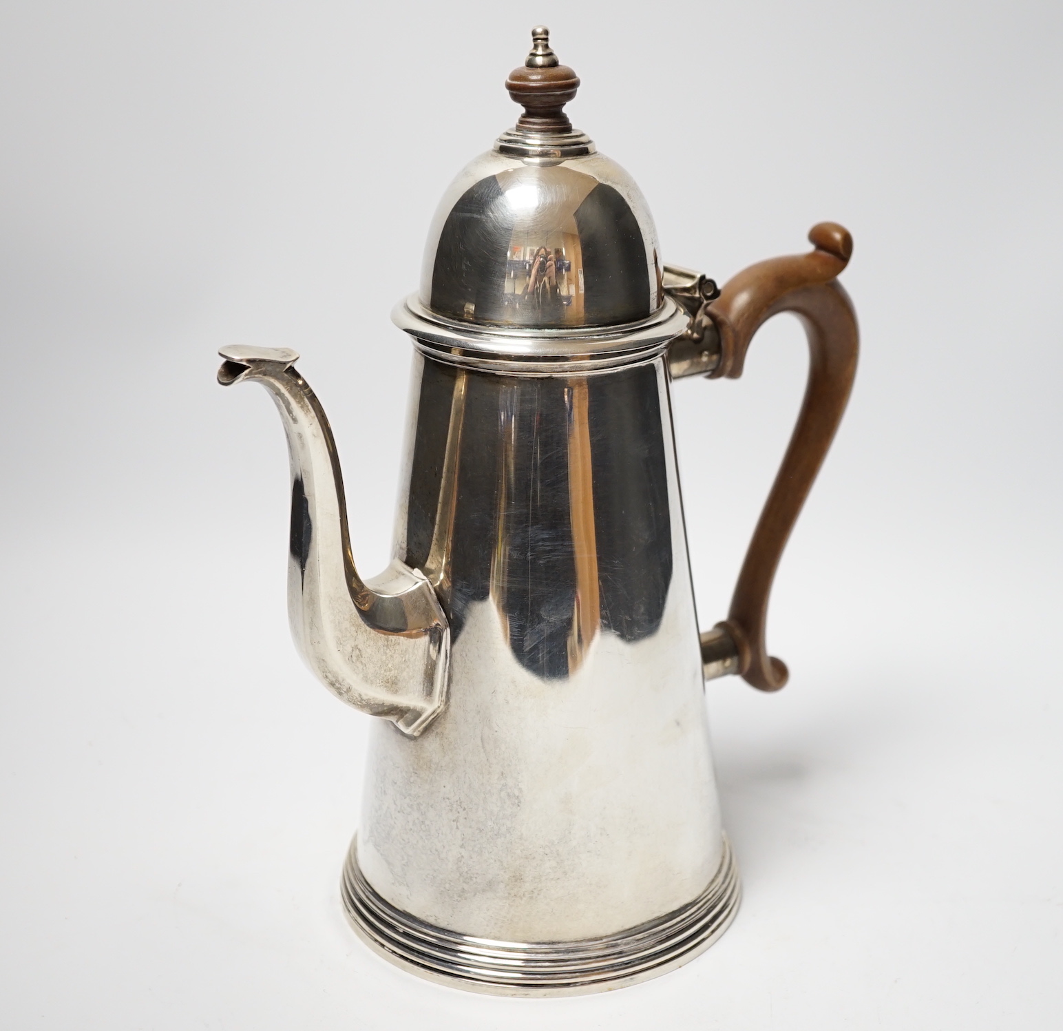 An Elizabeth II Queen Ann style silver coffee pot, John Henry Odell, London, 1969, gross weight 27oz.                                                                                                                       