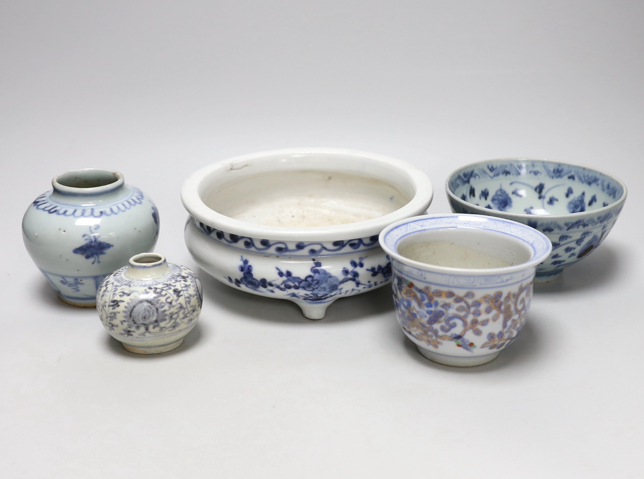 Five Chinese blue and white ceramics, Ming dynasty and later, comprising three bowls and two jars, the largest 20cm in diameter                                                                                             