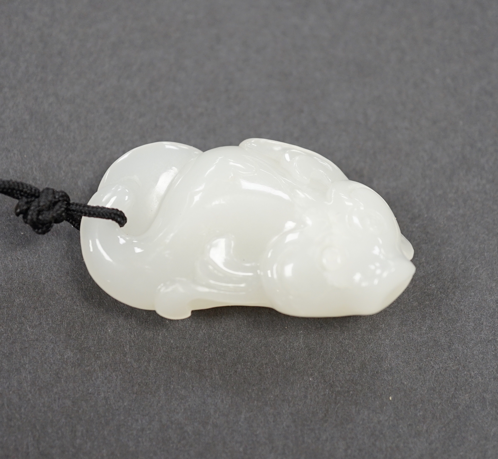 A Chinese white jade fish, 5cm                                                                                                                                                                                              