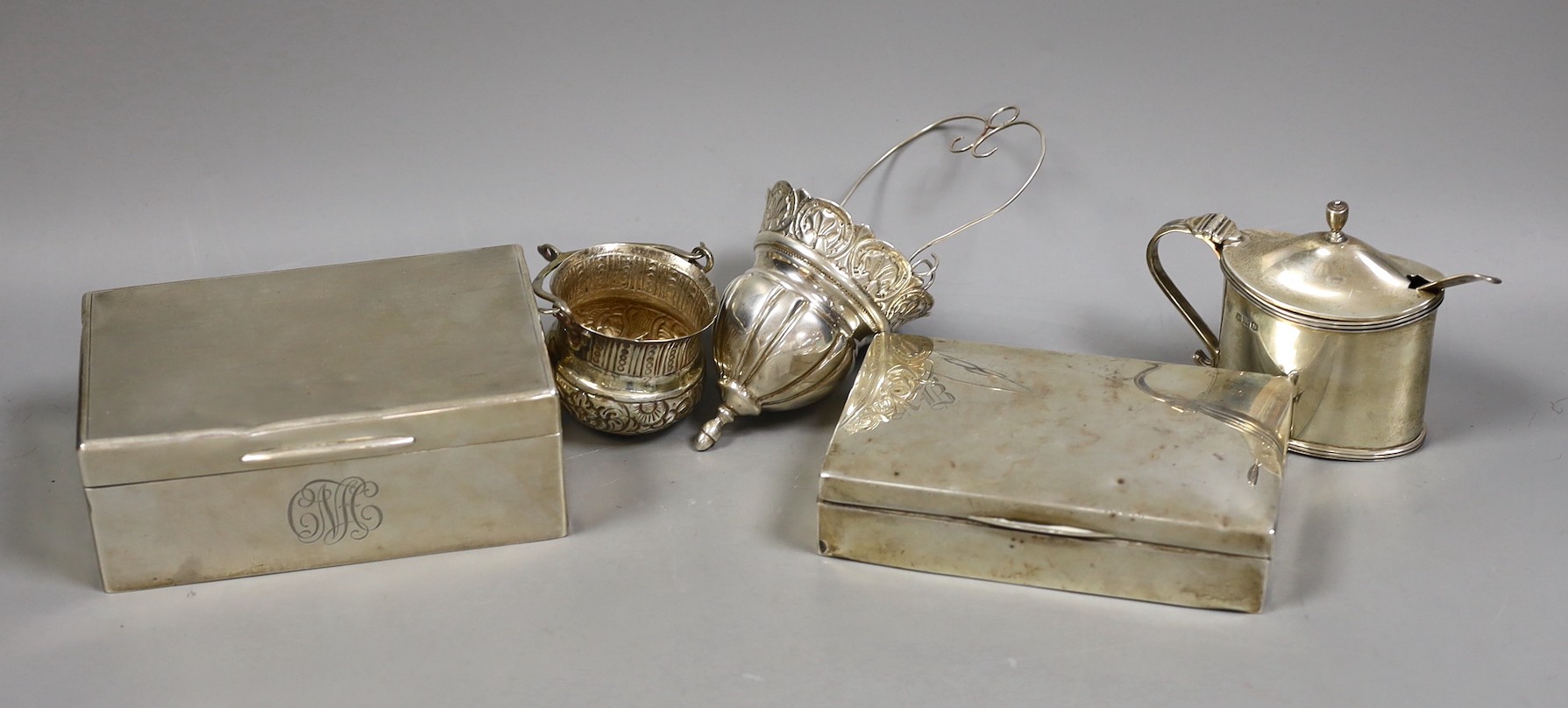 A small mixed lot of silver to include two cigarette boxes, salts and a mustard.                                                                                                                                            