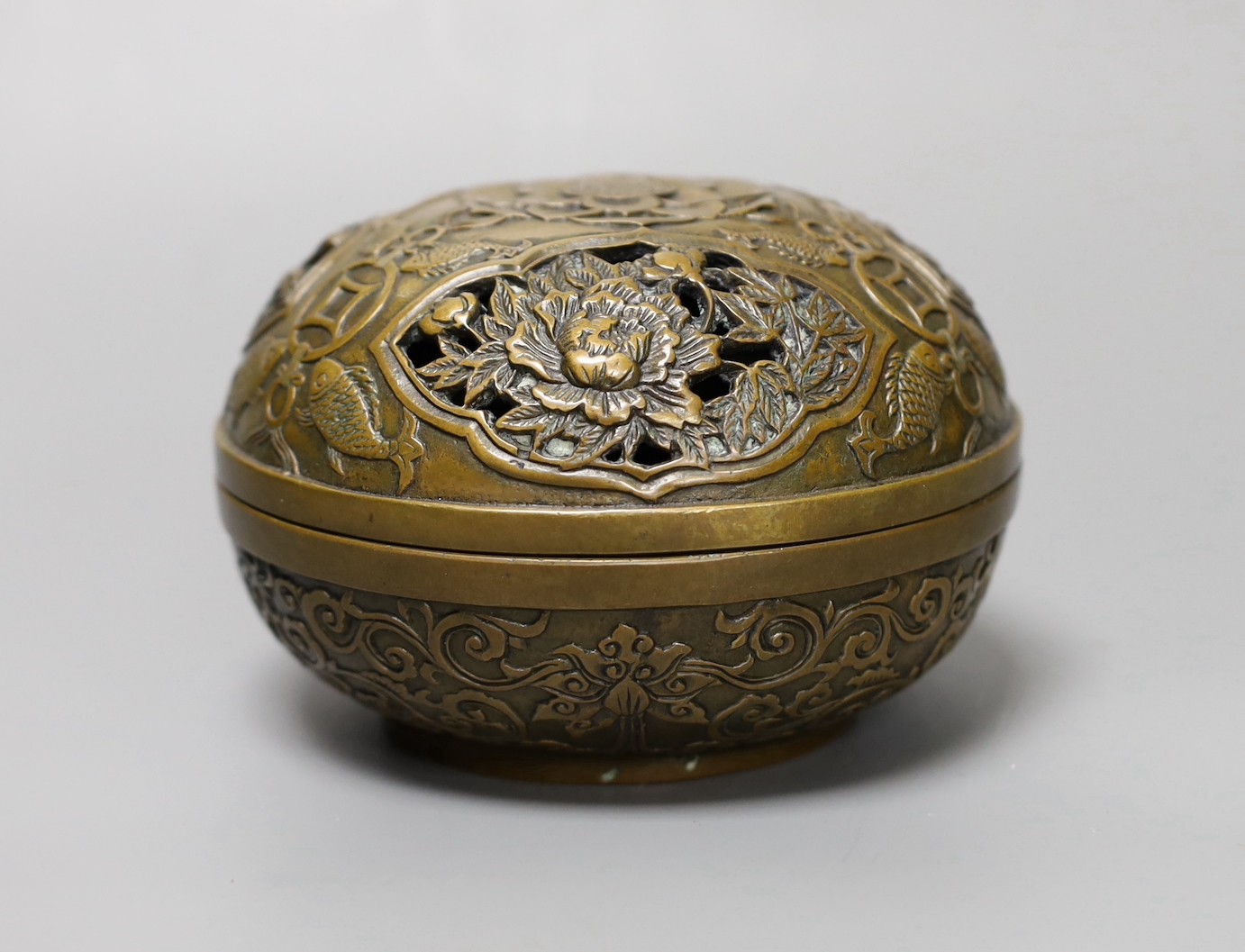A Chinese bronze censer and cover 13cm                                                                                                                                                                                      