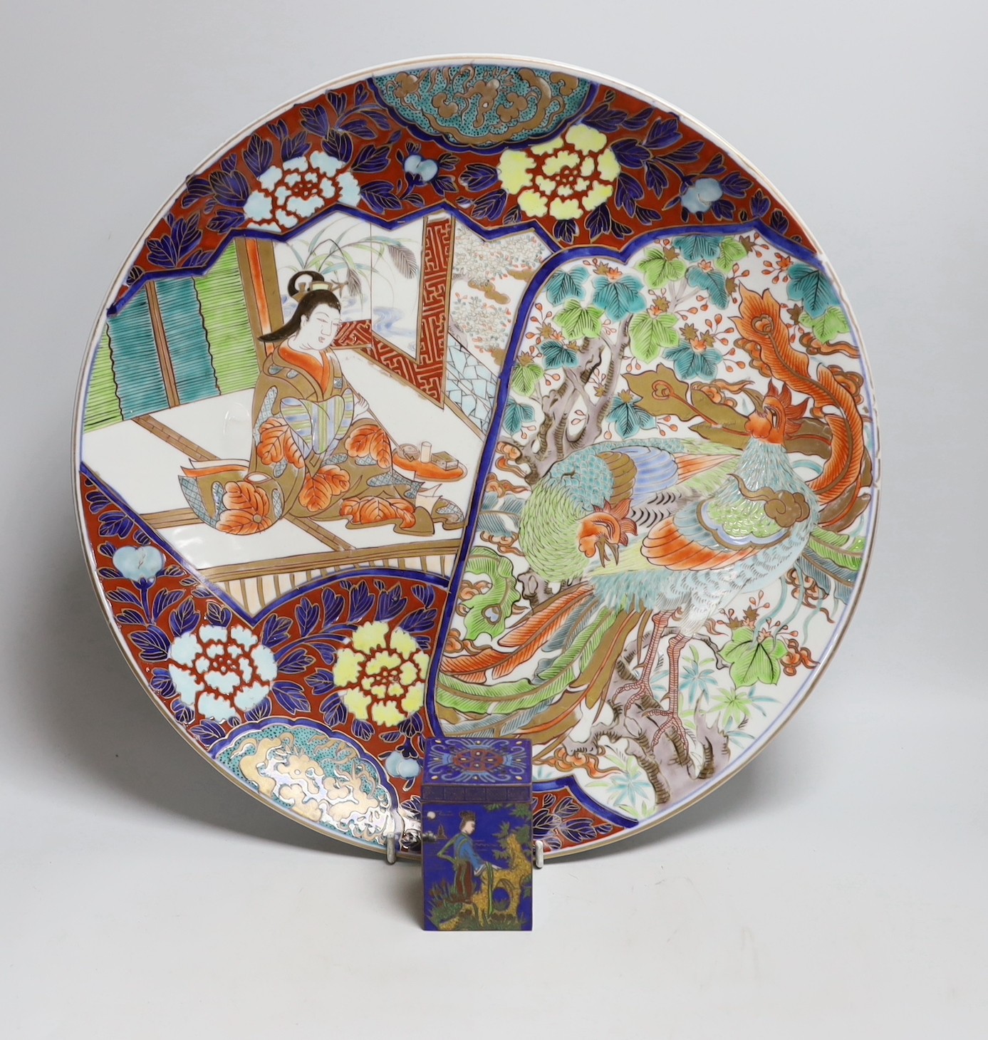 A large Imari charger and cloisonne box, charger 40cms diameter                                                                                                                                                             