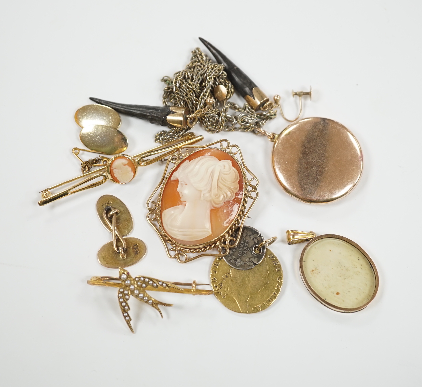 Assorted jewellery including a George III 1791 gold spade guinea (drilled), a modern 9ct gold mounted cameo shell brooch, an Edwardian 9ct gold oval locket, a pair of 9ct cufflinks, yellow metal and seed pearl set swallo