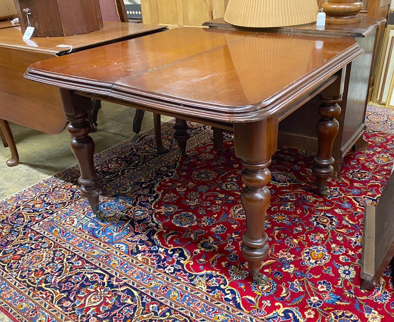 A Victorian mahogany extending dining table, length 192cm extended, width 101cm, height 74cm                                                                                                                                