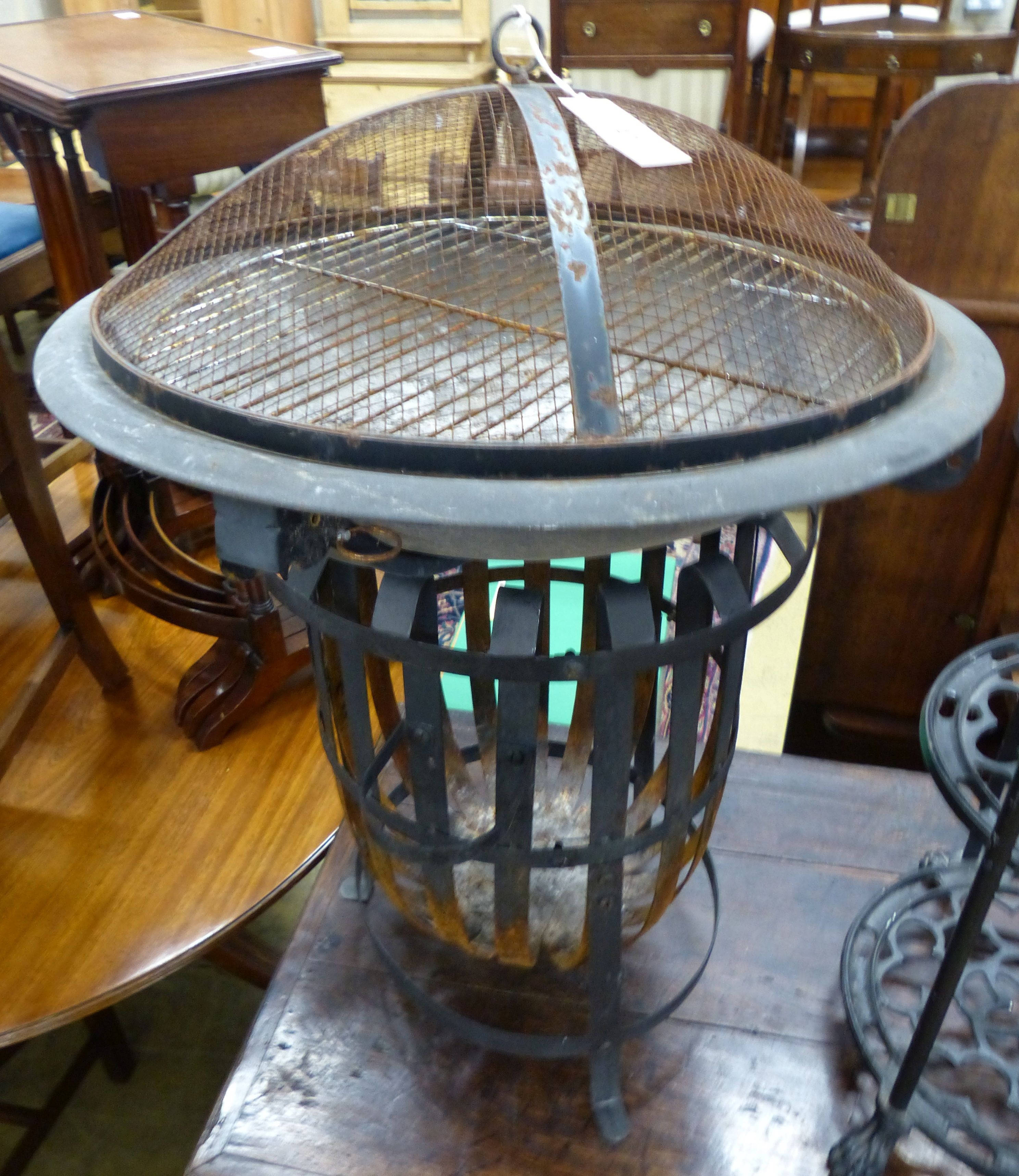 A log brazier combined barbecue , H.82cm approx.                                                                                                                                                                            