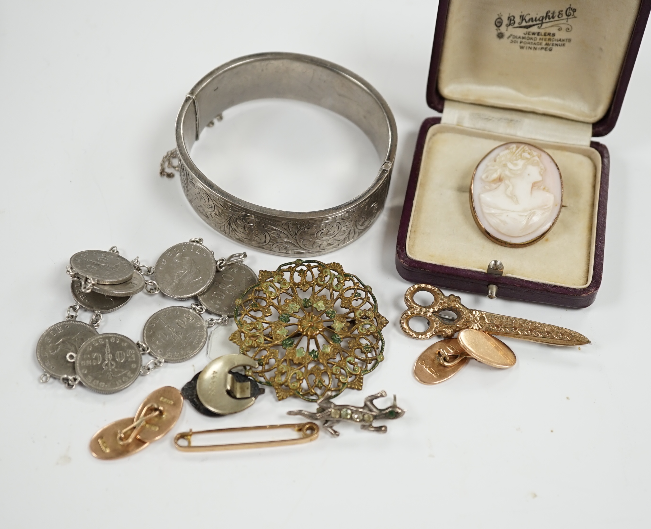 Sundry jewellery, including a pair of 9ct gold oval cufflinks, a 9ct gold safety pin, silver hinged bangle, etc.                                                                                                            