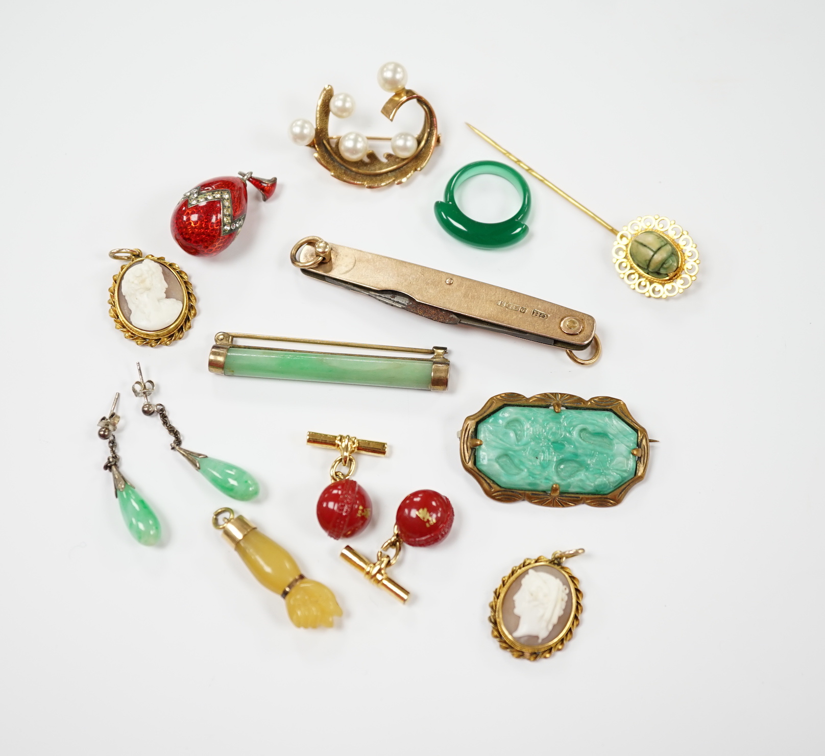 Assorted jewellery, including a 9ct gold mounted penknife(a.f.), an enamelled egg pendant, pair of jade earrings and a jade brooch, a 14k and cultured pearl cluster set brooch, etc.                                       