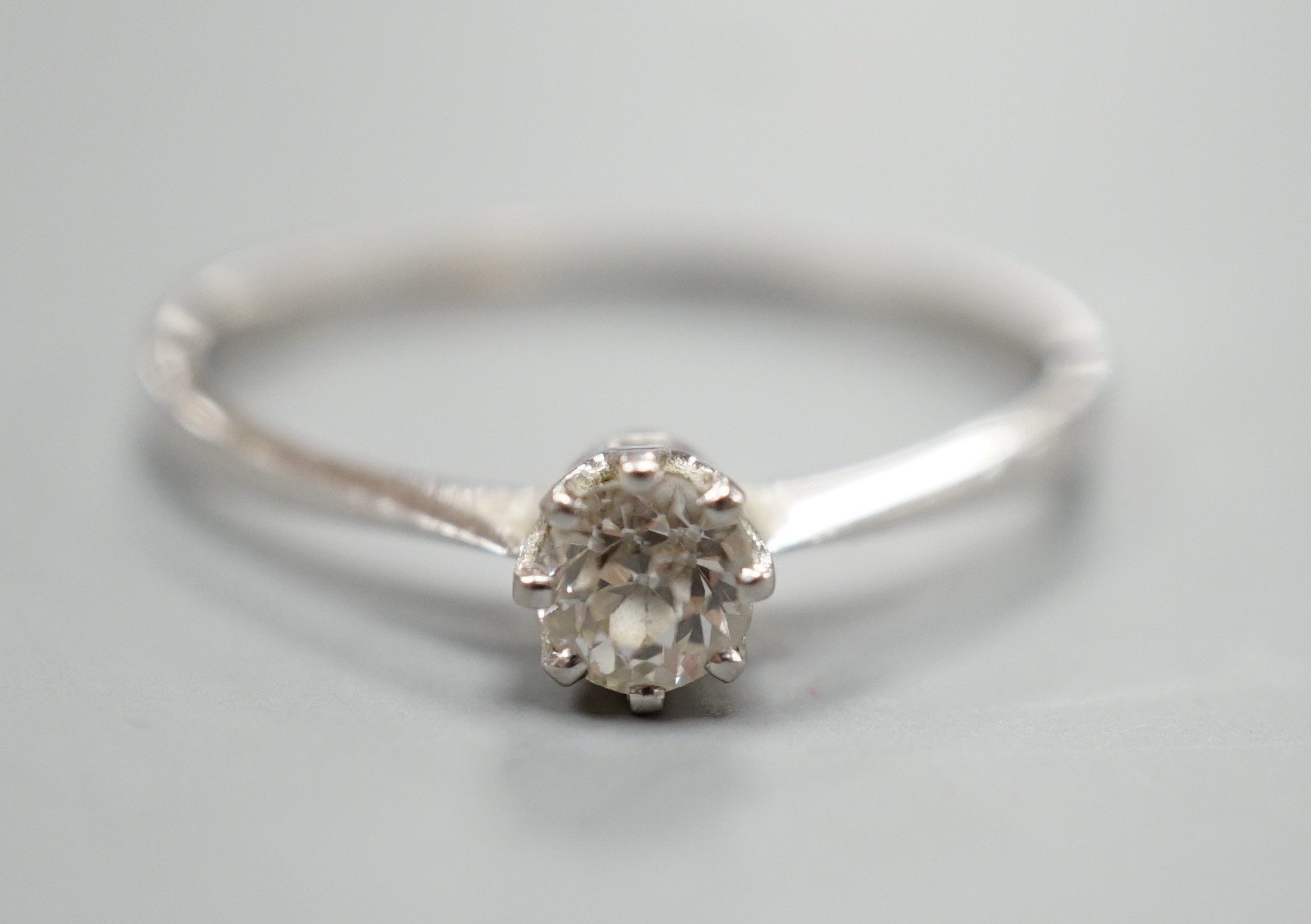 An 18ct and solitaire diamond ring, size U/V, gross weight 2.5 grams.                                                                                                                                                       