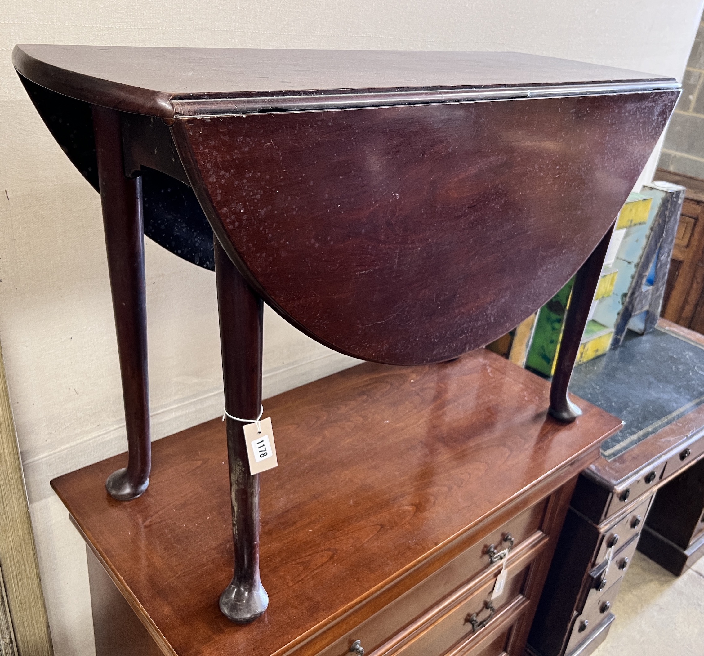 A George III mahogany drop leaf table, width 107cm                                                                                                                                                                          