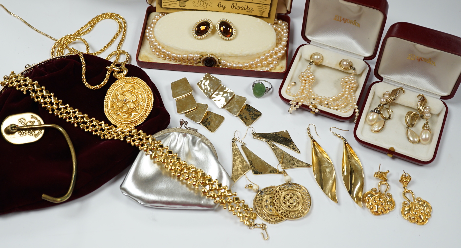 A quantity of assorted costume jewellery.                                                                                                                                                                                   