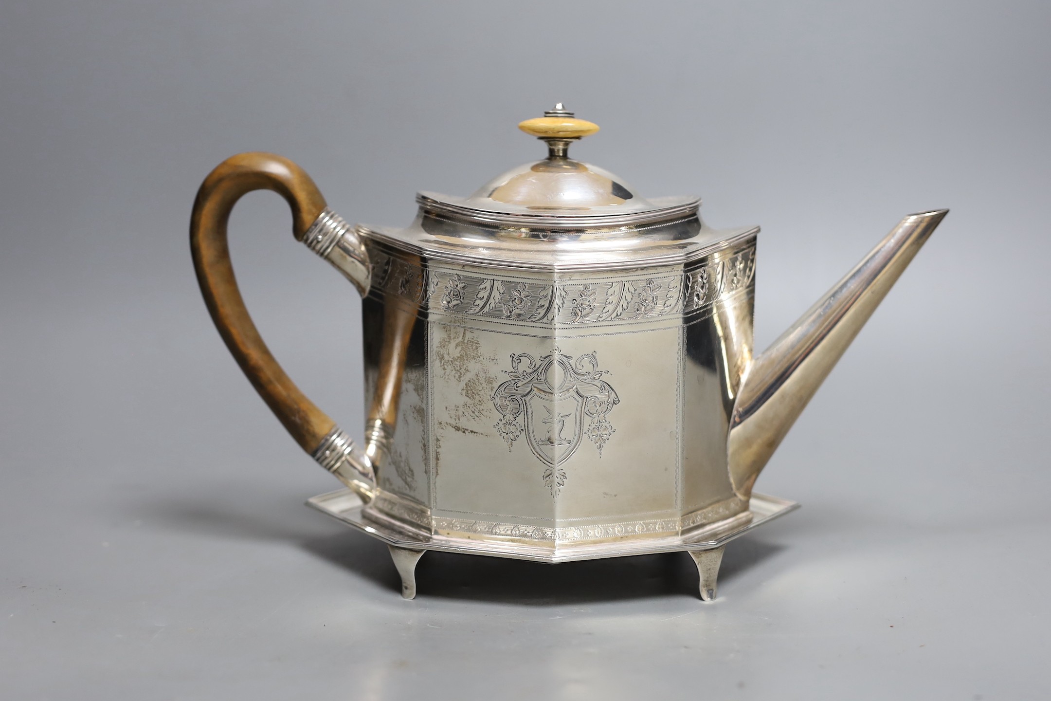 A George III silver octagonal teapot on matching stand, John Robins, London, 1795, stand length 19.6cm, gross weight 21.7oz.                                                                                                