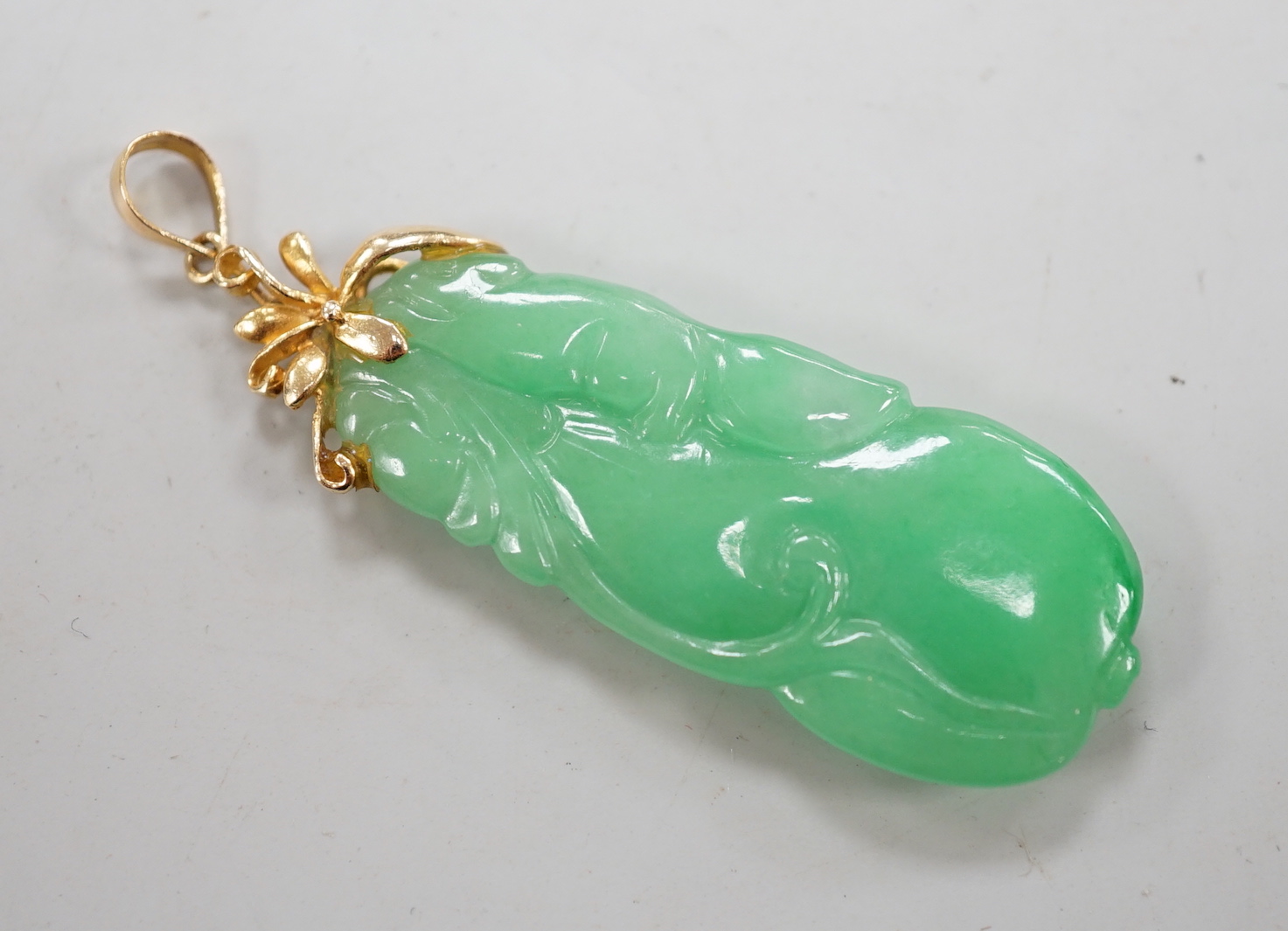 A Chinese yellow metal mounted carved jade pendant, overall 51mm.                                                                                                                                                           