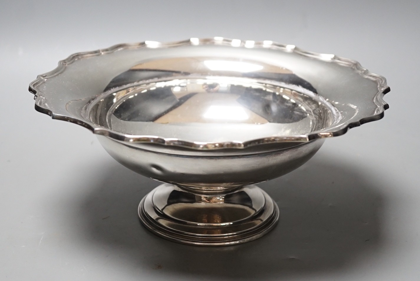 A George V silver fruit bowl, Barker Brothers, Chester, 1924, diameter 25.3cm                                                                                                                                               