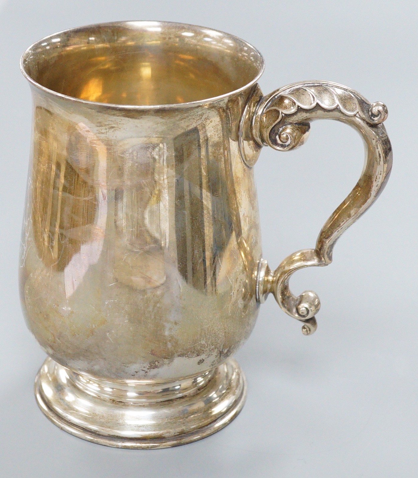 A George V silver baluster mug, Birmingham, 1934, 13.5cm, 14oz.                                                                                                                                                             