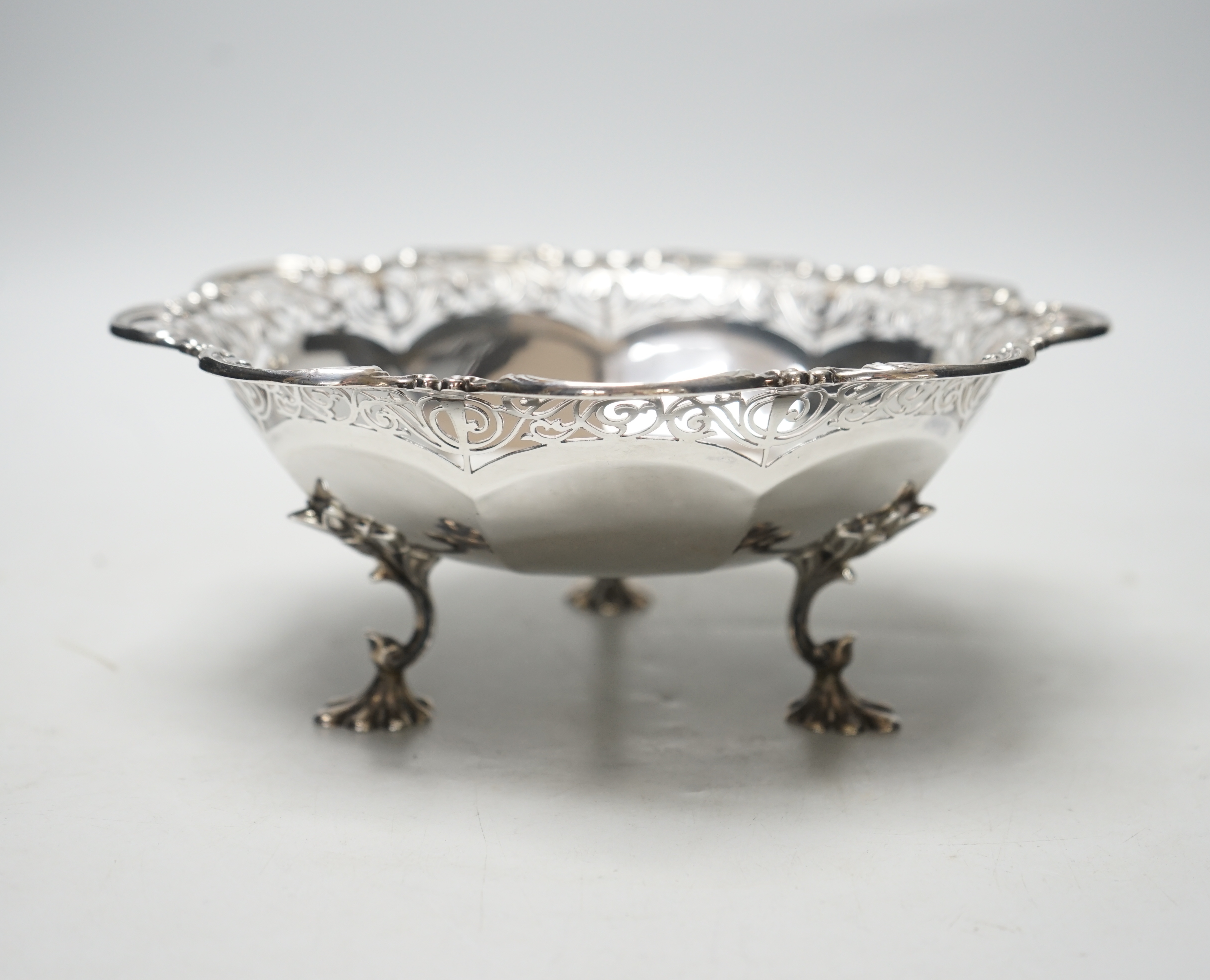 A George V silver bowl, with pierced border, James Dixon & Sons, Sheffield, 1913, diameter 21.5cm, 16.6oz.                                                                                                                  