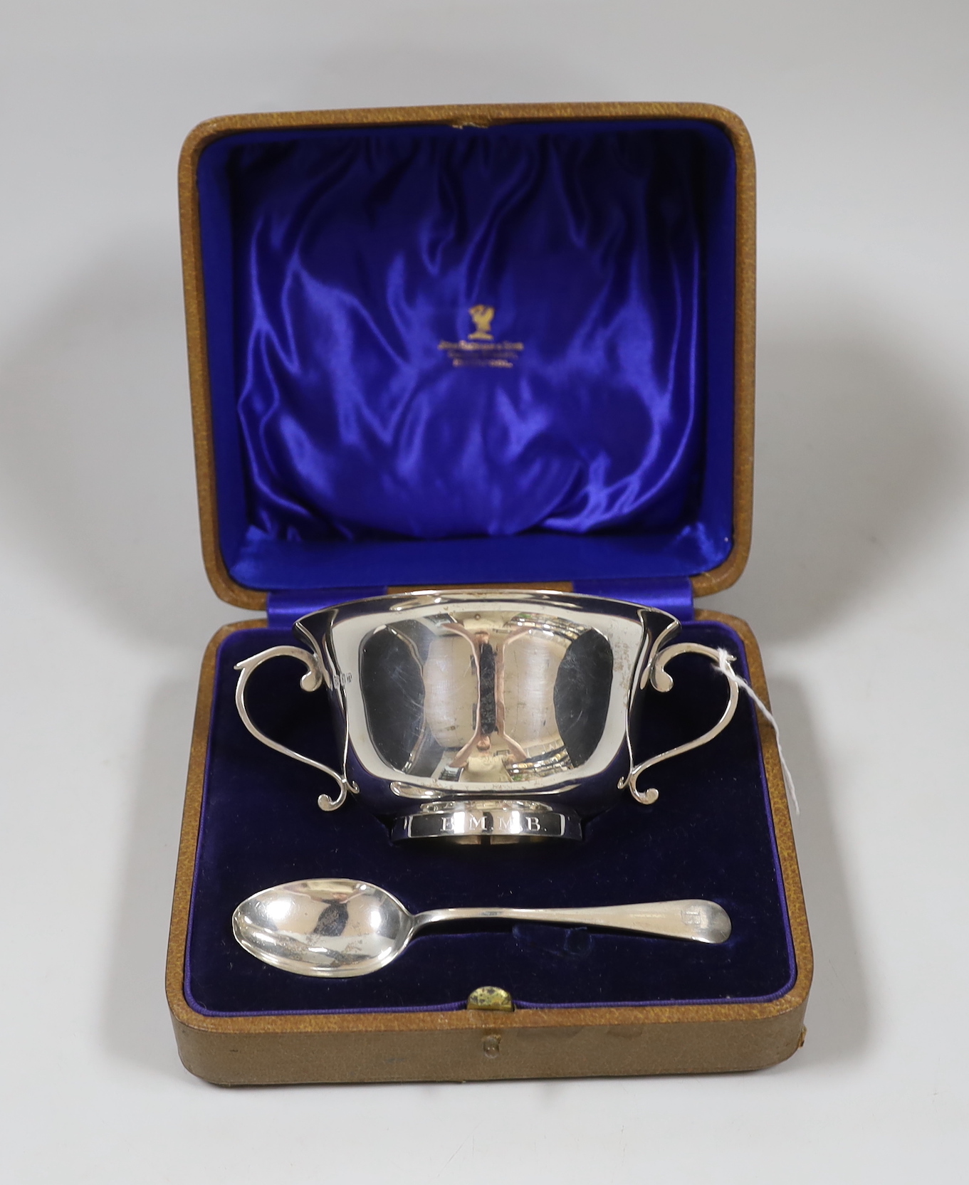 A cased George V silver porringer and spoon, Edward Barnard & Sons, London, 1928 and Birmingham, 1927, 6.8oz.                                                                                                               