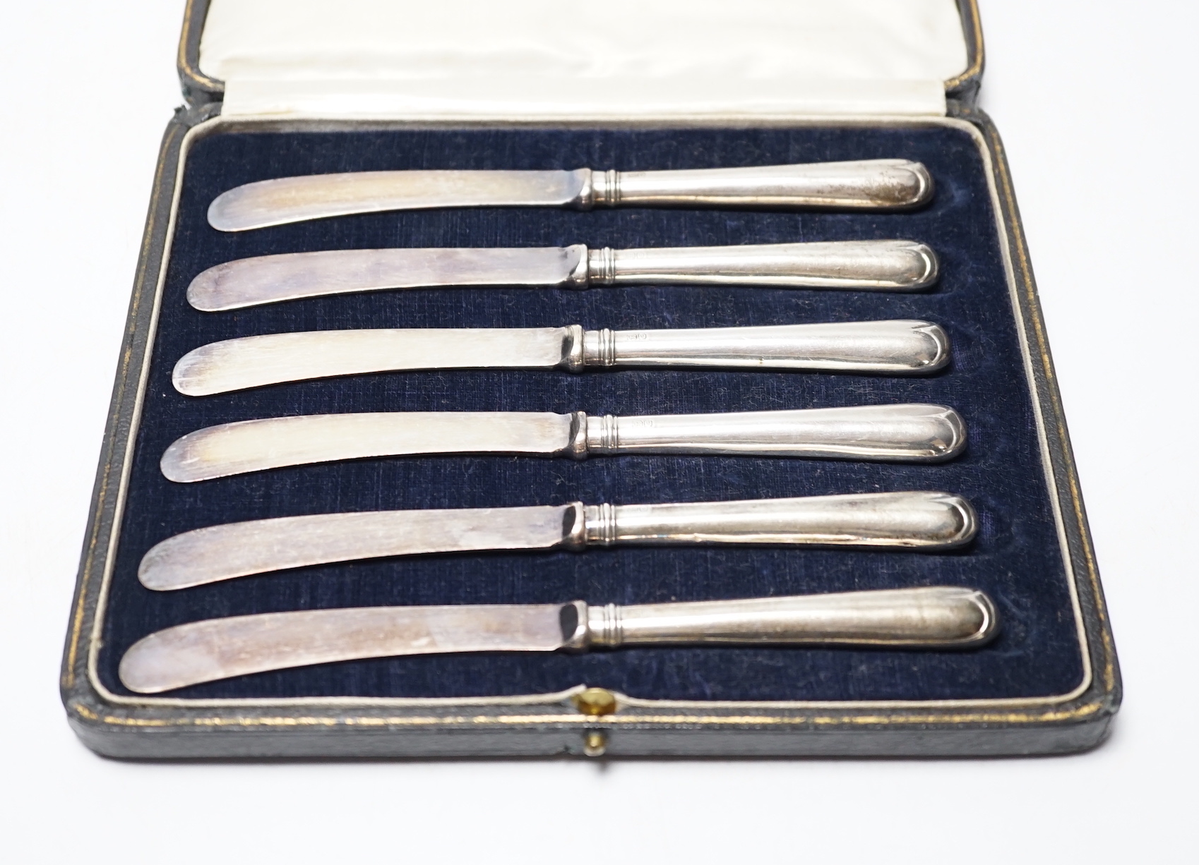 A cased set of six George V silver handled tea knives, Sheffield, 1917.                                                                                                                                                     