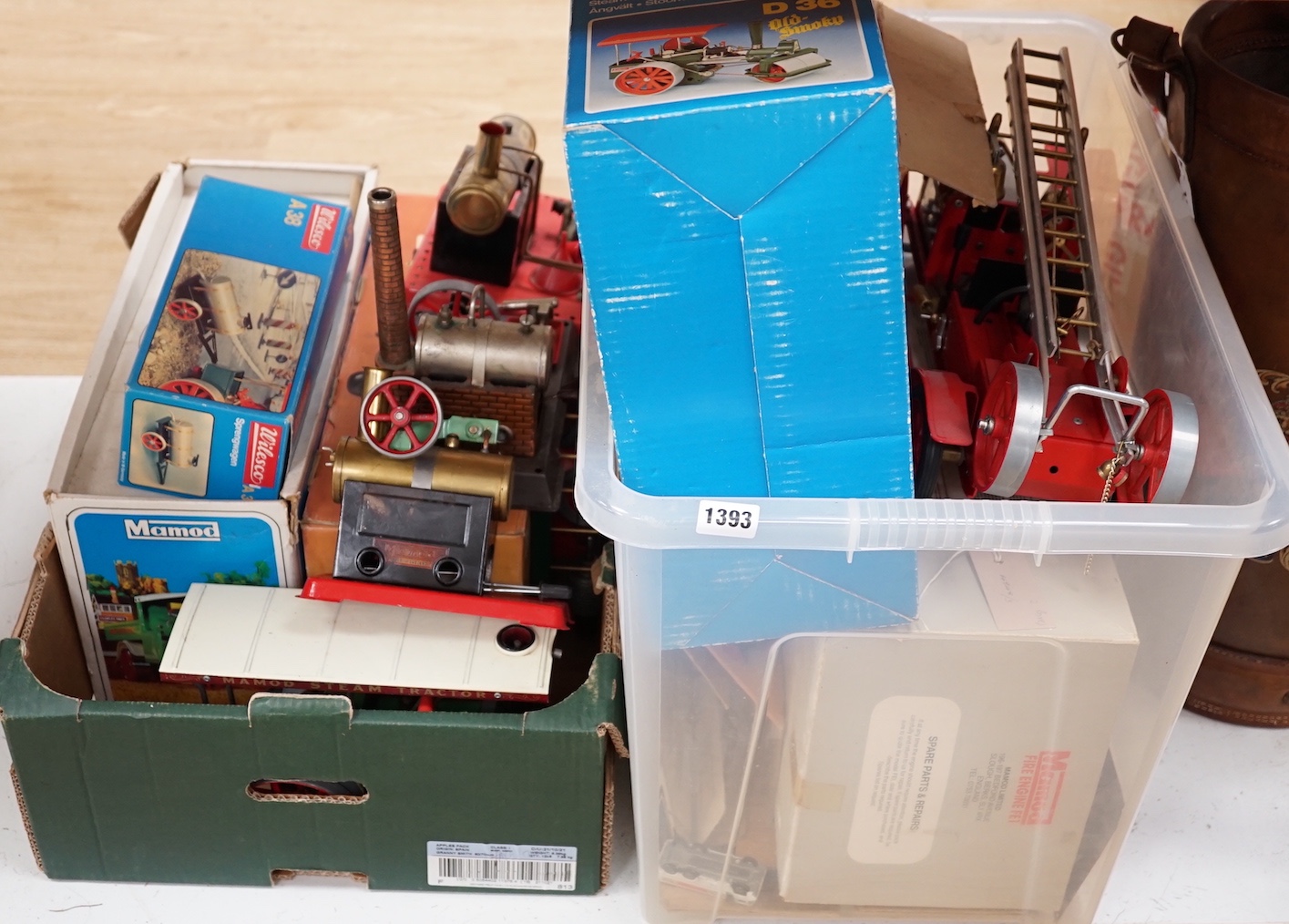 Spirit-fired live steam toys including fire escape, Mamod wagon and tractor                                                                                                                                                 